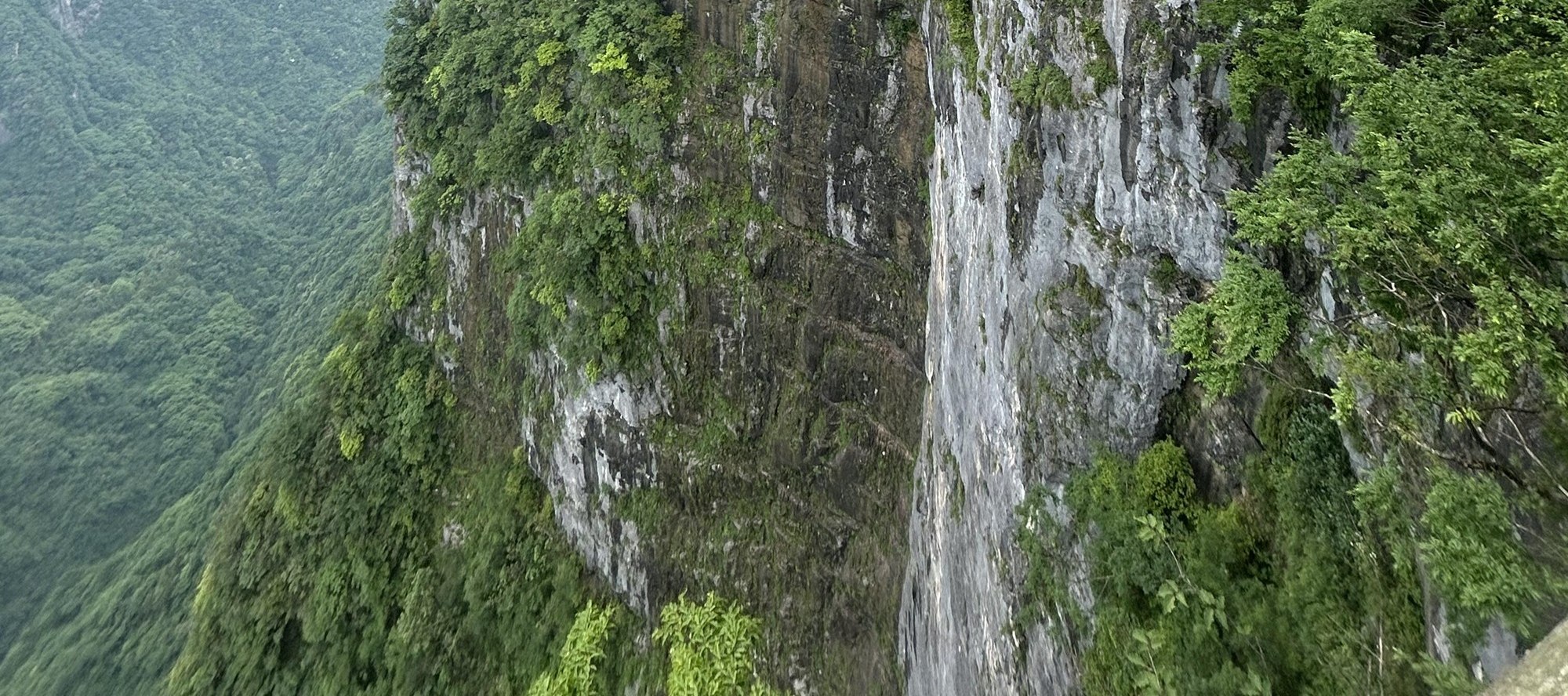 湖南張家界3天2晚（長沙往返+黃龍洞+國家森林公園+袁家界+天子山+天門山+玻璃棧道+天門洞+世界溶洞奇觀+乾坤柱+999階天梯）