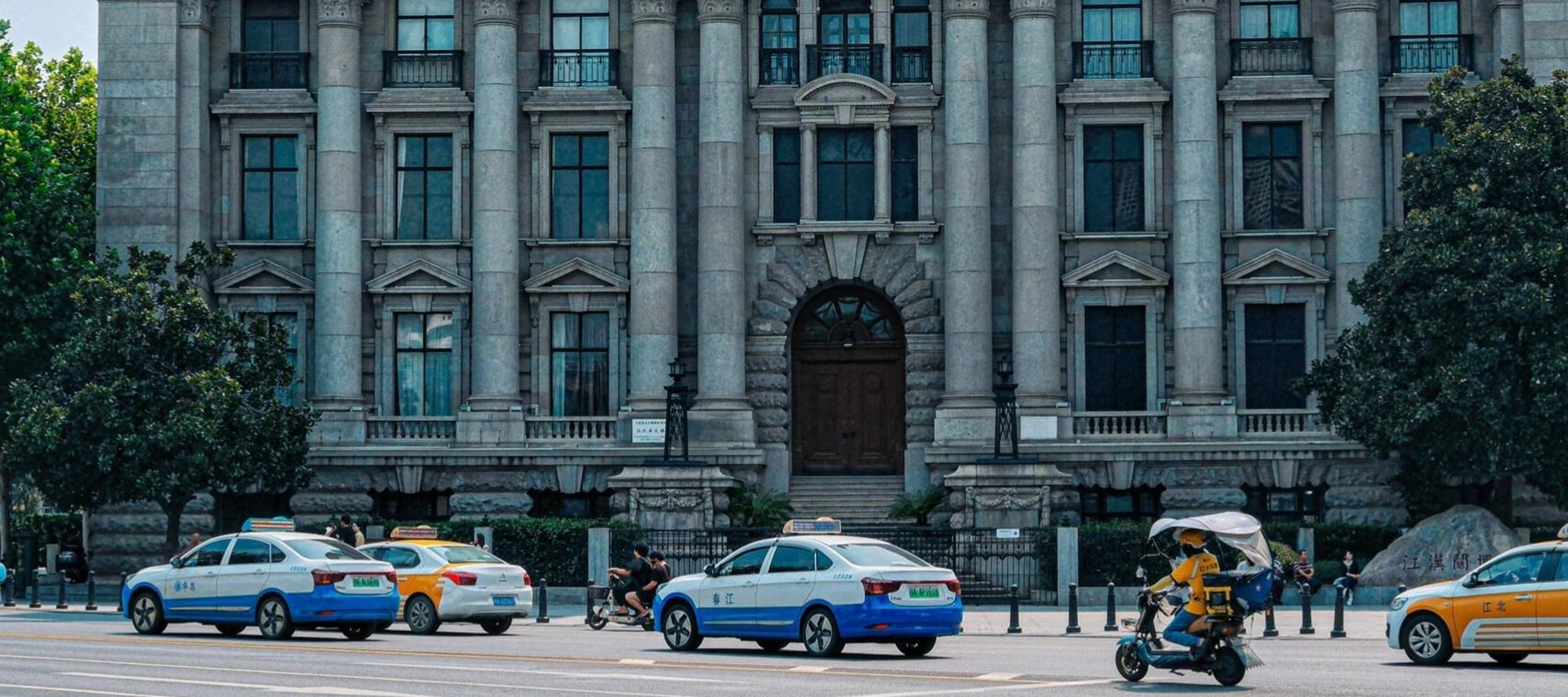 江漢關大樓，古典鐘樓屹立，與現代高樓對望。它見證武漢往昔繁華，承載歲月記憶