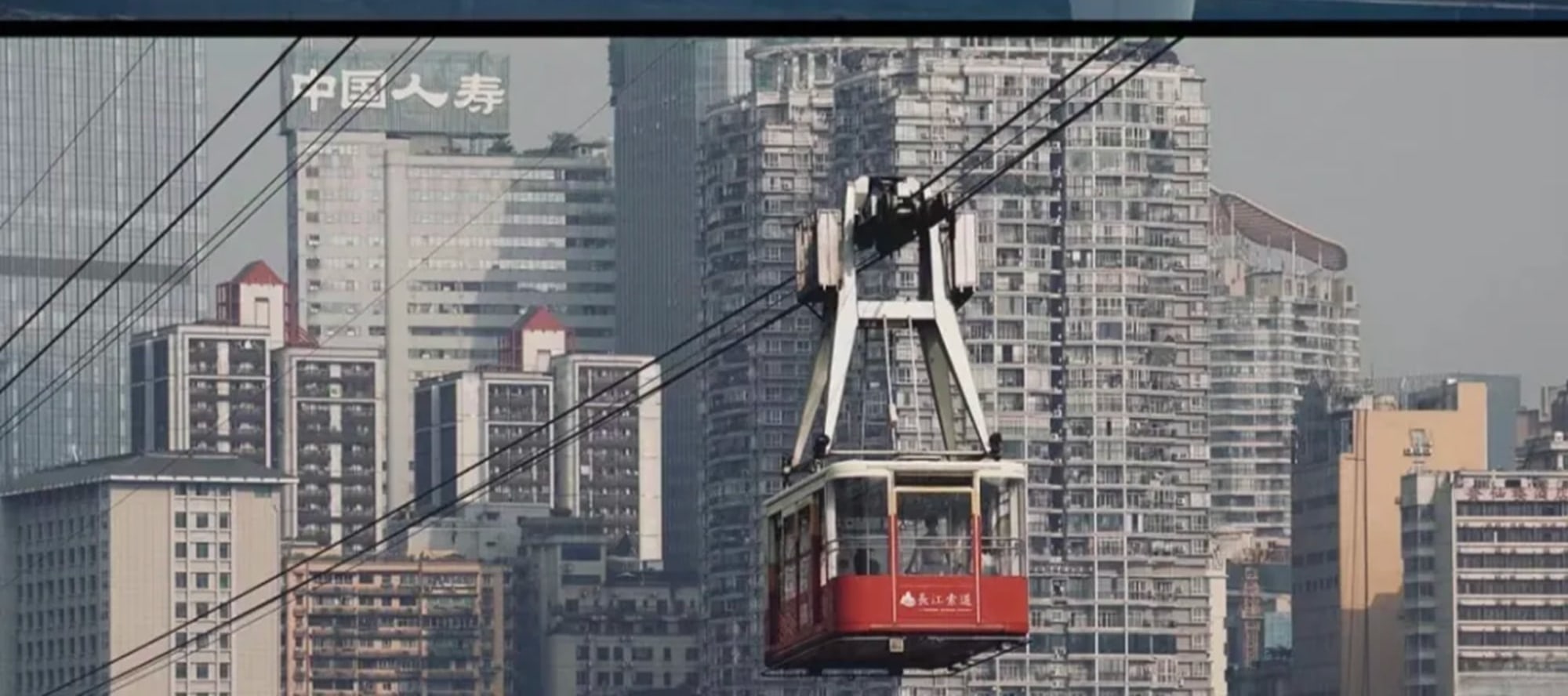 When you come to Chongqing, you must take the Yangtze River Cableway, check in from the air, and encounter a different mountain city