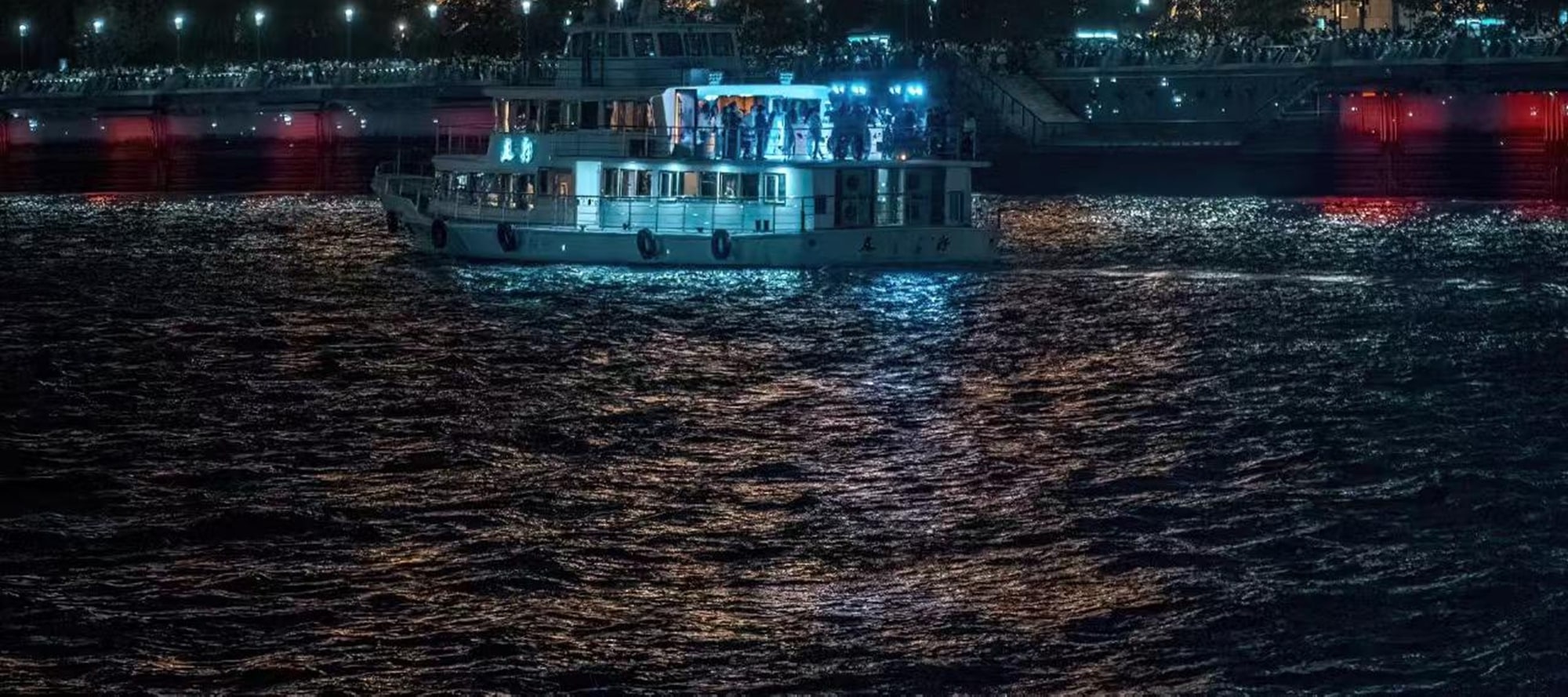 外灘百年建築,燈火輝煌,郵輪載你回溯舊時光 外灘百年建築,燈火輝煌,郵輪載你回溯舊時光