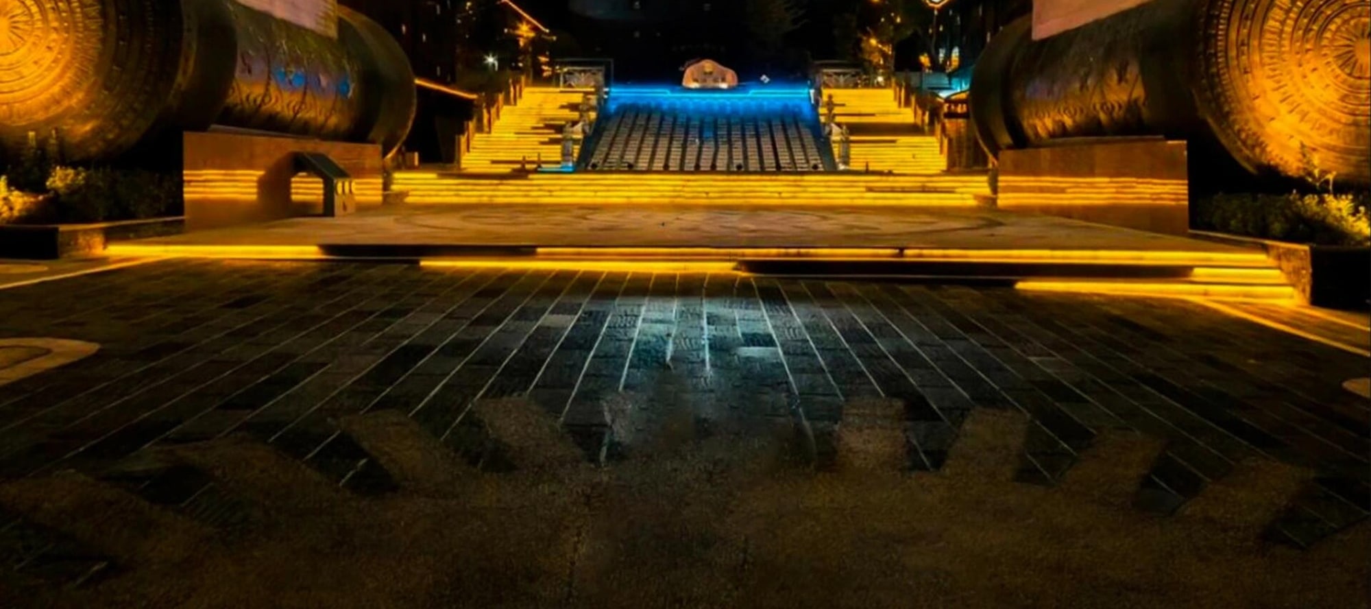 夜幕下,西江千戶苗寨標誌性建築如璀璨王冠,燈光勾勒雕紋,盡顯苗族文化神秘與瑰麗 夜幕下,西江千戶苗寨標誌性建築如璀璨王冠,燈光勾勒雕紋,盡顯苗族文化神秘與瑰麗