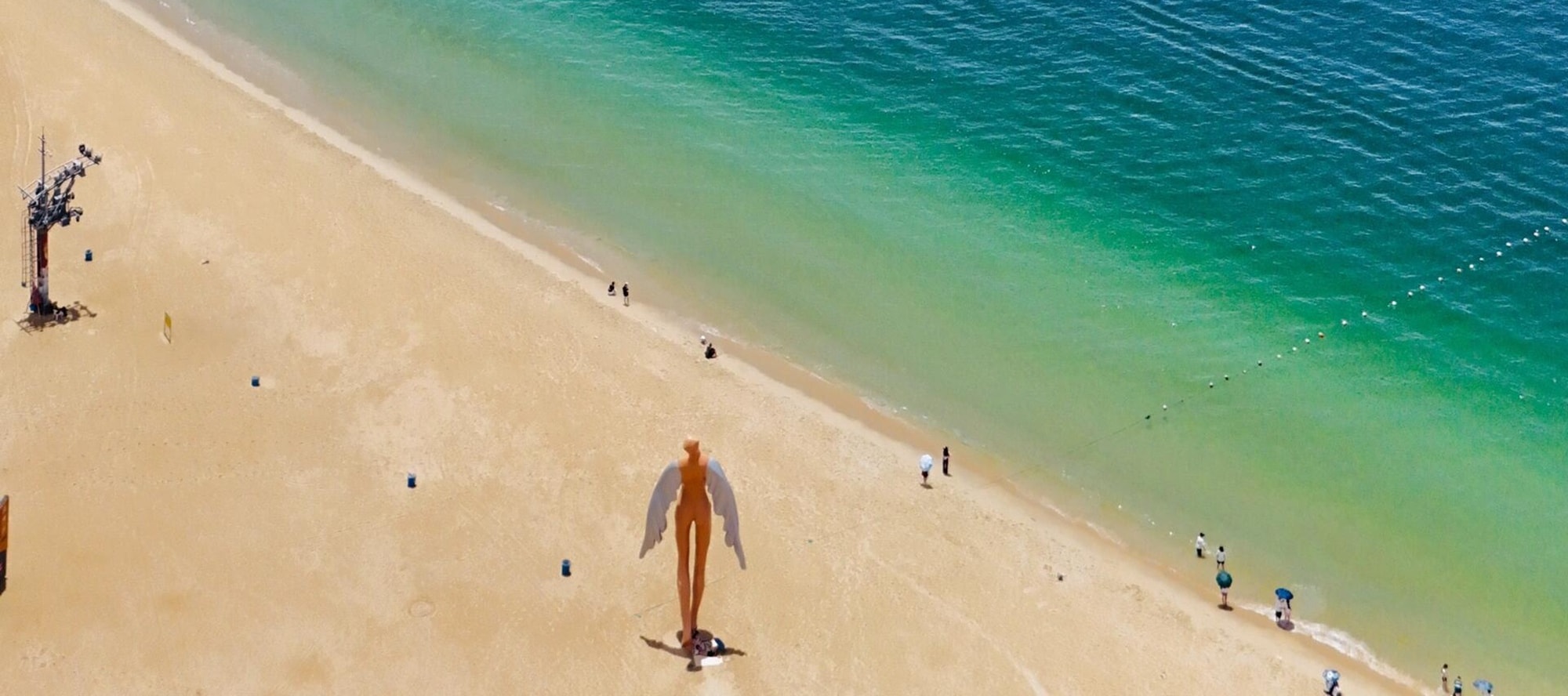 Dameisha Beach, with soft sand and clear water, scattered islands in the distance, and dotted with sailboats, is a romantic encounter with the sea and sky.