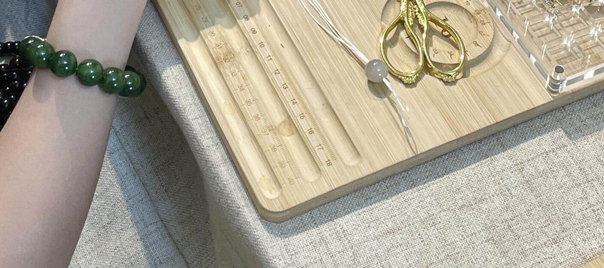 Collect the spiritual energy of Emei Mountain, string together natural pearls and jade, and create your own bracelet by hand, and treasure the Zen and blessings with you.