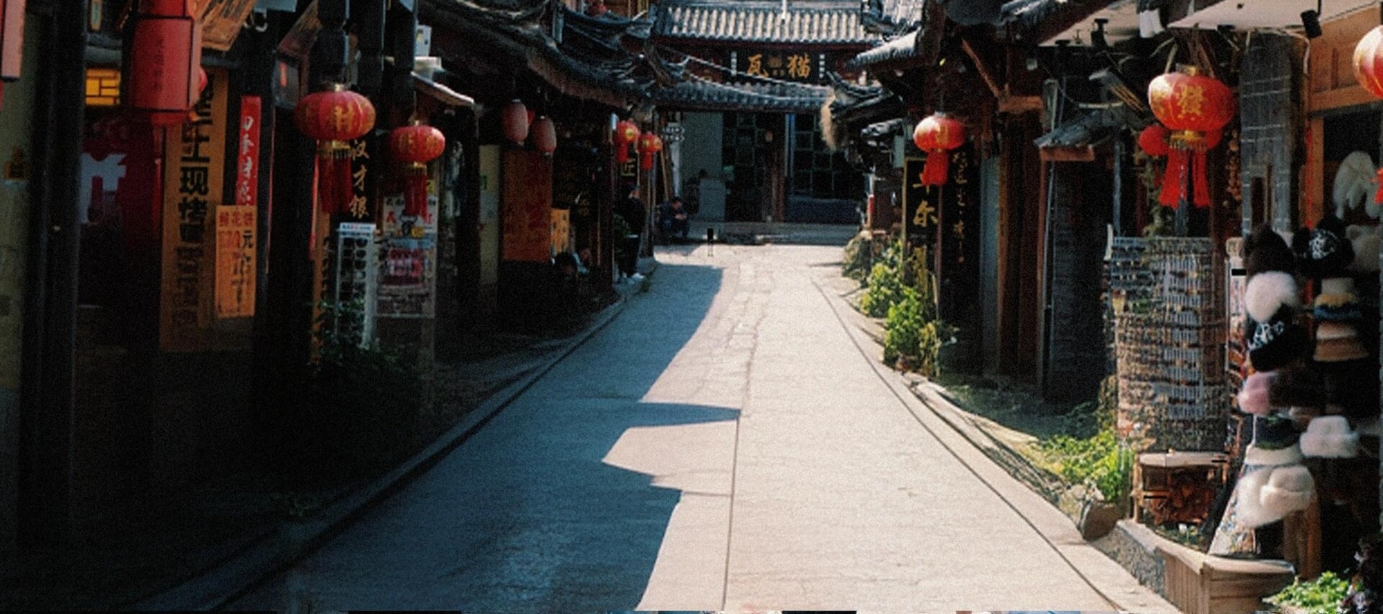 走進束河古鎮，邂逅青瓦古巷、潺潺流水，尋歲月詩意