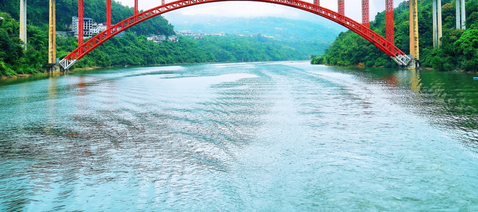 青山夾碧水，清波盪漾。紅橋飛跨江上，繪就靈動山水畫卷，盡顯自然與人文交融之