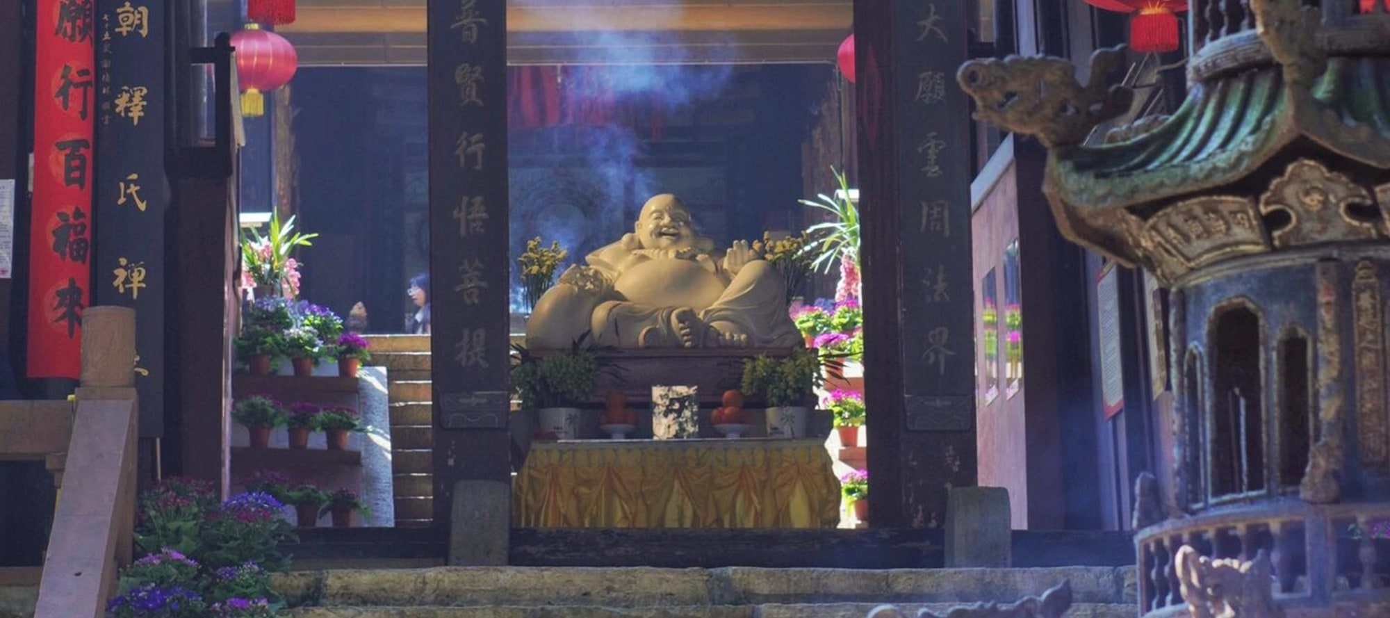 Step into the Chunyang Hall, smell the curling incense, see the benevolent face of Maitreya, find inner peace in the ancient and elegant atmosphere, and experience the beauty of Zen