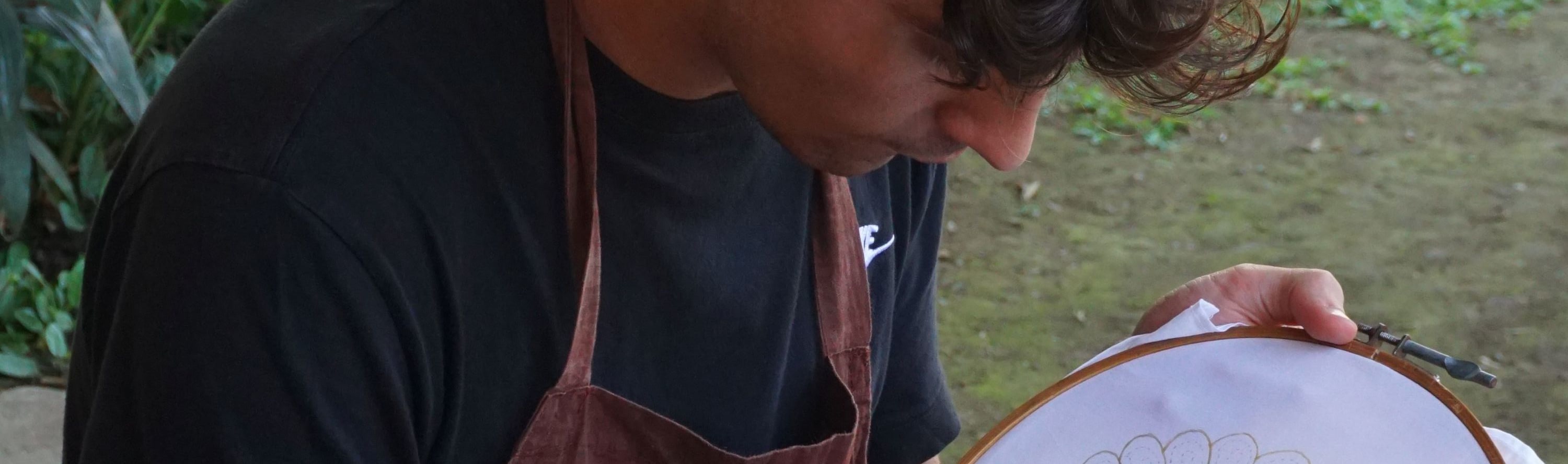 在我們的工作室裡,感受蠟染製作過程的平靜和放鬆氛圍 在我們的工作室裡,感受蠟染製作過程的平靜和放鬆氛圍