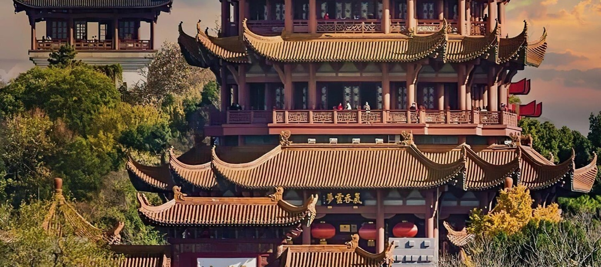 黃鶴樓屹立武昌蛇山巔，飛簷翹角盡顯古韻。登樓攬勝，武漢風光入目，是江城必訪的文化地標