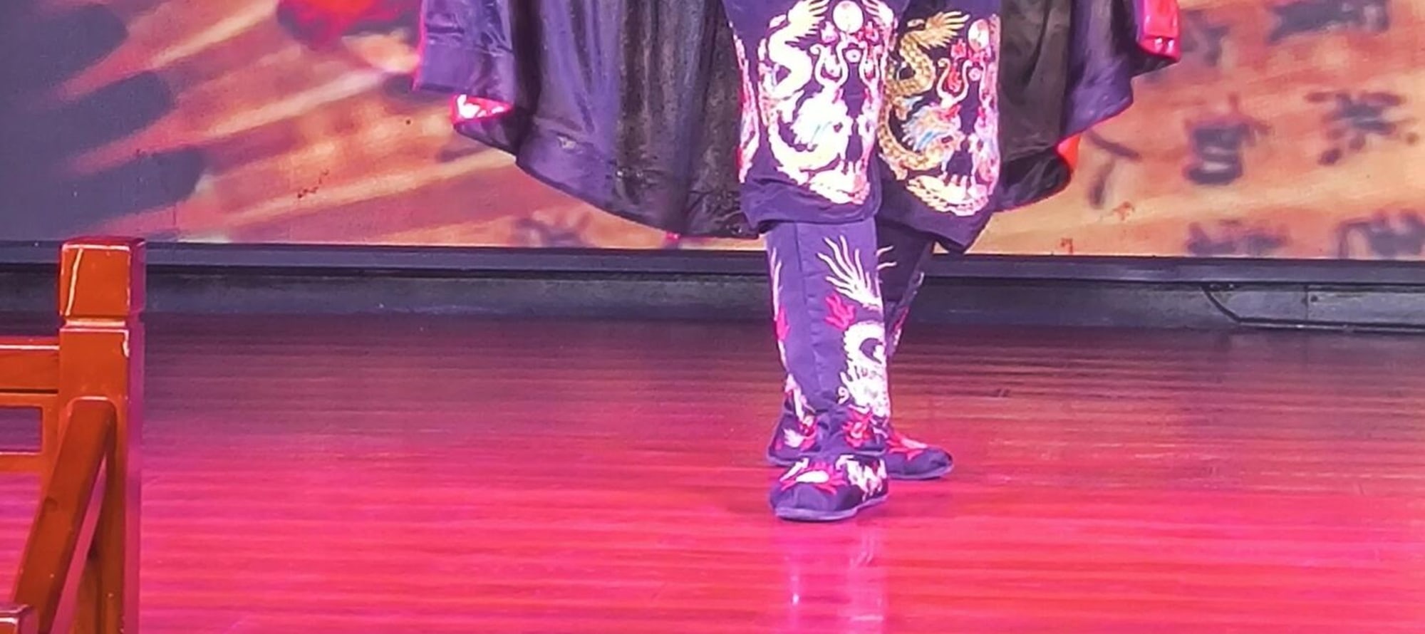In a flash, the facial makeup changes rapidly, and the Sichuan Opera face-changing performance is a blast! Every move shows the thousand-year-old skills, a feast of intangible cultural heritage not to be missed