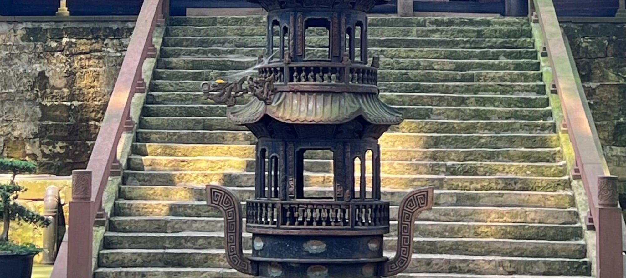 Walking into Chunyang Hall, you will see red couplets reflecting the ancient buildings and smoke curling up. In the quiet atmosphere, you will encounter Zen and find a peaceful place in your heart.