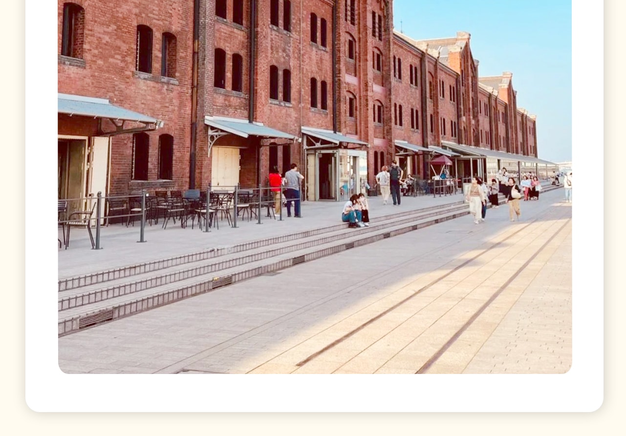 橫濱紅磚倉庫是日本橫濱市一處歷史與現代完美融合的景點。1號館成為文化展示設施,2號館則變為商業購物區,匯聚了時尚店鋪、餐廳等。這裡不僅保留了歷史的風貌,還成為了橫濱旅遊的熱門景點,尤其是黃昏後的燈飾效果,更是橫濱著名夜景之一。 橫濱紅磚倉庫是日本橫濱市一處歷史與現代完美融合的景點。1號館成為文化展示設施,2號館則變為商業購物區,匯聚了時尚店鋪、餐廳等。這裡不僅保留了歷史的風貌,還成為了橫濱旅遊的熱門景點,尤其是黃昏後的燈飾效果,更是橫濱著名夜景之一。