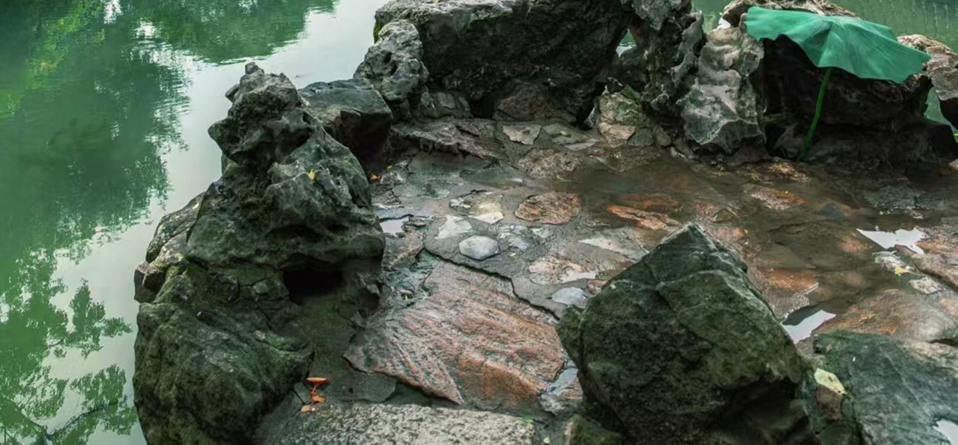 以其別具一格、自然流暢的建築藝術而享有盛名,作為中國大型古典私家園林的典範,以建築藝術的卓越成就著稱 以其別具一格、自然流暢的建築藝術而享有盛名,作為中國大型古典私家園林的典範,以建築藝術的卓越成就著稱