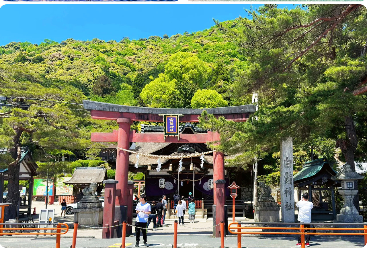 琵琶湖水上鳥居矗立於湖中央，1900多年曆史見證歲月流轉，朝霞、夕陽或風雨中皆散發神聖與夢幻之美。