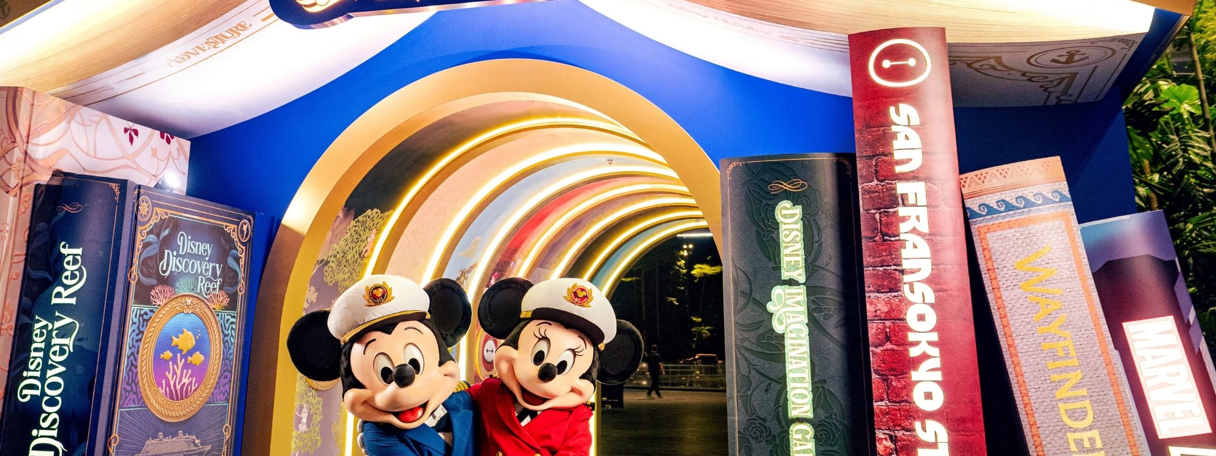 通過迪士尼郵輪（Disney Cruise Line）的主題聖誕樹，感受節日氣氛