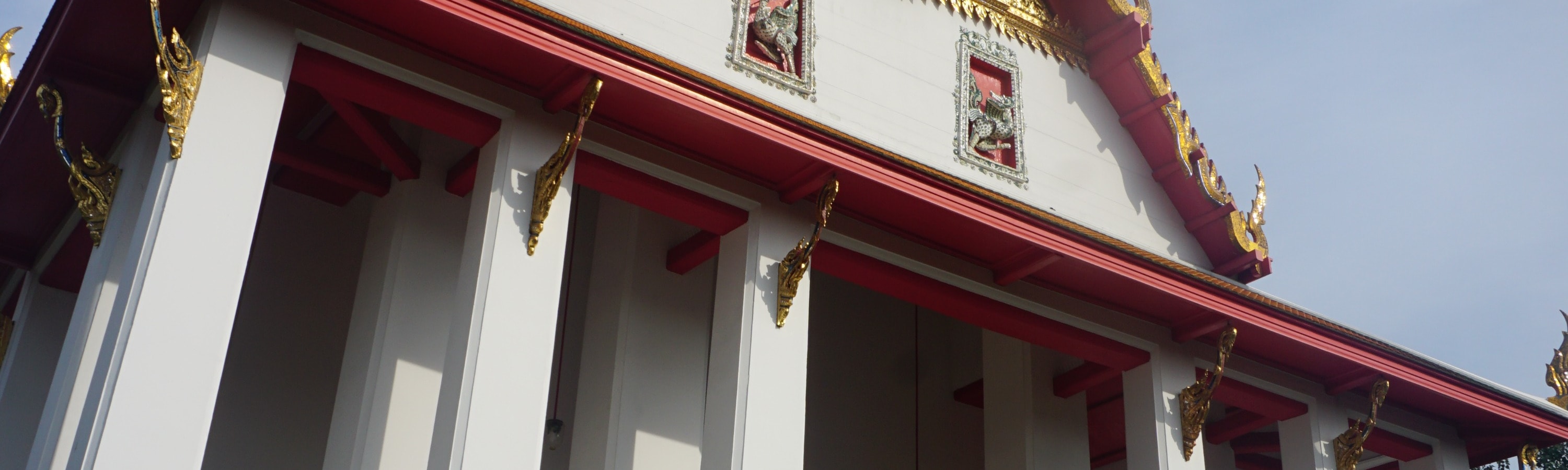Wat Hong Rattanaram 建於大城府晚期，以其令人驚歎和錯綜複雜的外觀和內飾而聞名