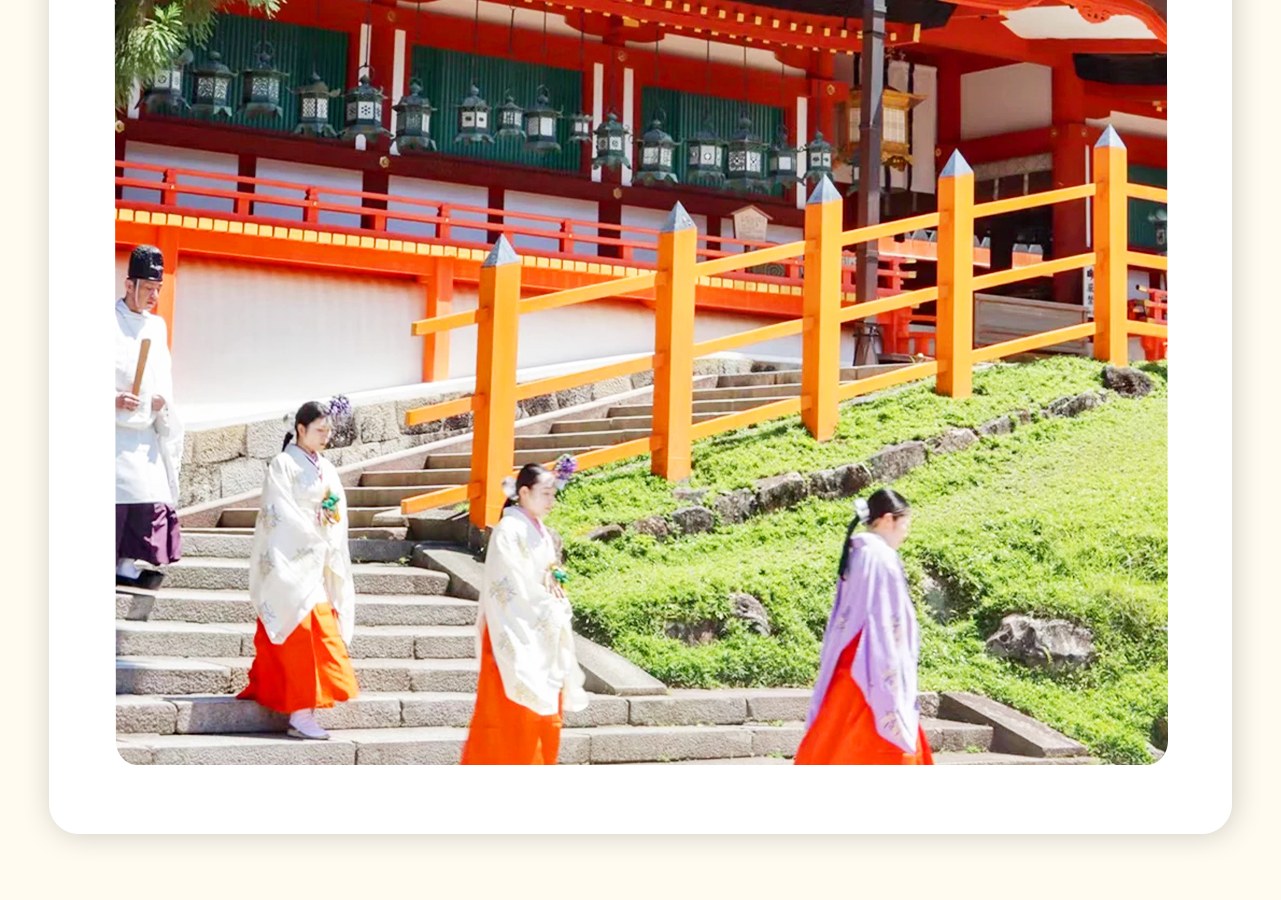 春日大社是一座擁有千年歷史的古老神社。硃紅色的建築與蒼翠的古樹交相輝映,莊嚴的石燈籠點綴其間,營造出一種神秘而肅穆的氛圍。春日大社不僅是世界文化遺產,還是奈良的象徵之一,每年吸引著眾多遊客前來感受其獨特的魅力。 春日大社是一座擁有千年歷史的古老神社。硃紅色的建築與蒼翠的古樹交相輝映,莊嚴的石燈籠點綴其間,營造出一種神秘而肅穆的氛圍。春日大社不僅是世界文化遺產,還是奈良的象徵之一,每年吸引著眾多遊客前來感受其獨特的魅力。