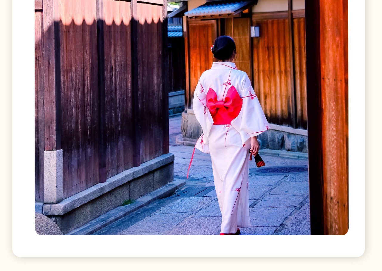 Gion Hanamikoji Street: A cobblestone path lined with elegant traditional Japanese houses, giving you the feeling of stepping back in time, away from the hustle and bustle, and back to tranquility.