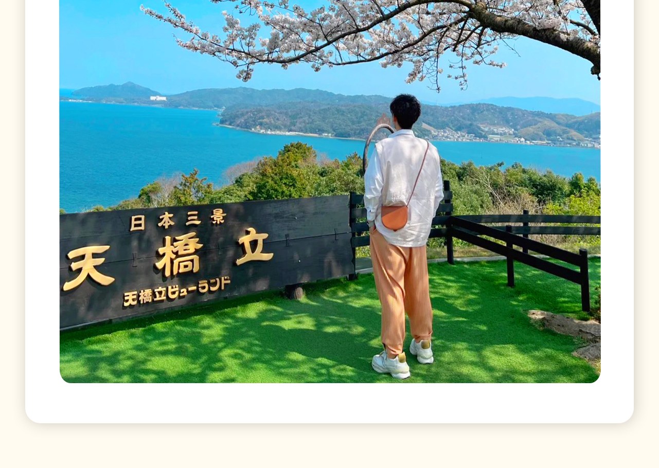 天橋立狀如長橋橫跨海灣，沙洲上生長著8000棵黑松，兩面環海，景色壯麗。遊客可通過彎腰倒觀，欣賞其如龍昇天的奇特美景。這裡不僅是自然觀光勝地，還蘊含著深厚的歷史與文化，是日本三景之一。