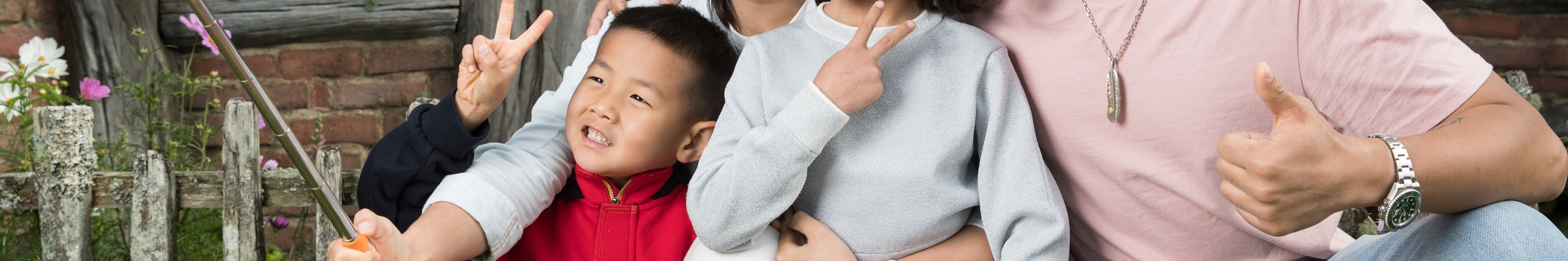 在導覽中，探索哈比村標誌性的房屋、花園和石橋背後的精湛工藝