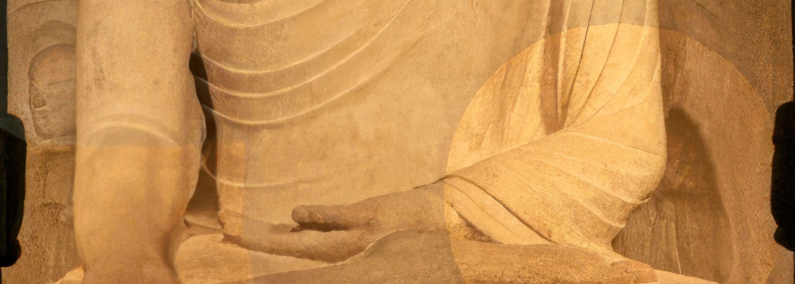 石窟庵是聯合國教科文組織世界文化遺產，也是世界上最精美的佛教藝術典範之一。建於西元8世紀新羅王朝時期，寺內供奉著一尊寧靜的花崗岩佛像，安坐於圓頂石窟中，俯瞰著