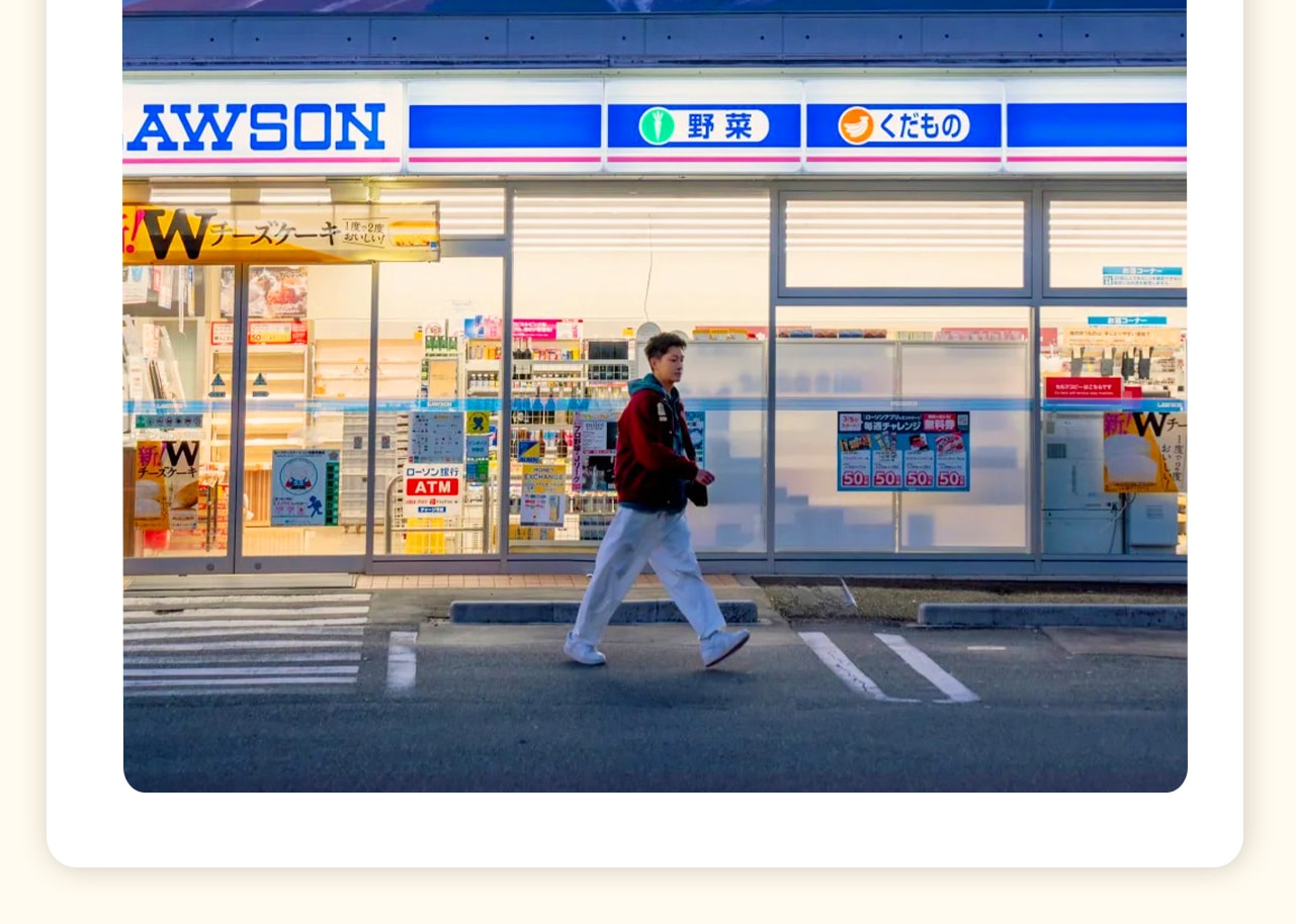 羅森便利店–旅拍聖地，人與便利店與富士山雪頂，共同構築一副經典畫面。