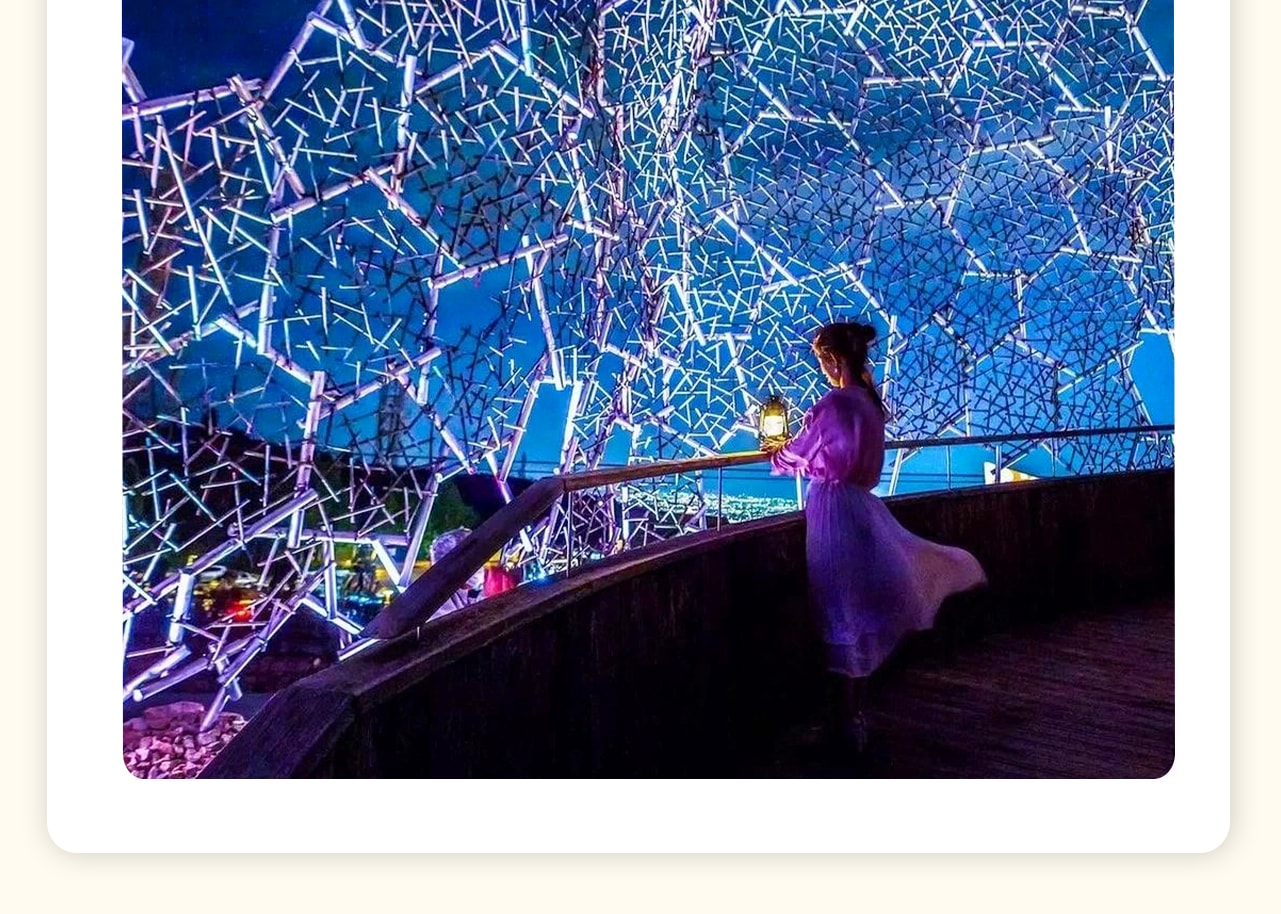 六甲山是神戶著名的觀景勝地，夜晚的六甲山更是神戶最佳的夜景觀賞地之一。站在山頂，您可以俯瞰到神戶市區和大阪灣的璀璨夜景，景色美不勝收。這裡的夜景被譽為“神戶三大夜景”之一，是不容錯過的視聽盛宴。