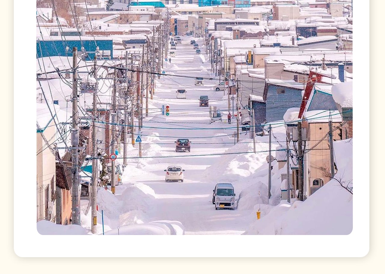 小樽，位於日本北海道西部，面臨石狩灣，曾是北海道的海上大門，有“北方華爾街”之稱。小樽以精製的玻璃工藝、浪漫的小樽運河、文藝氣息的咖啡小店和美食聞名，是全球著名的浪漫之都。