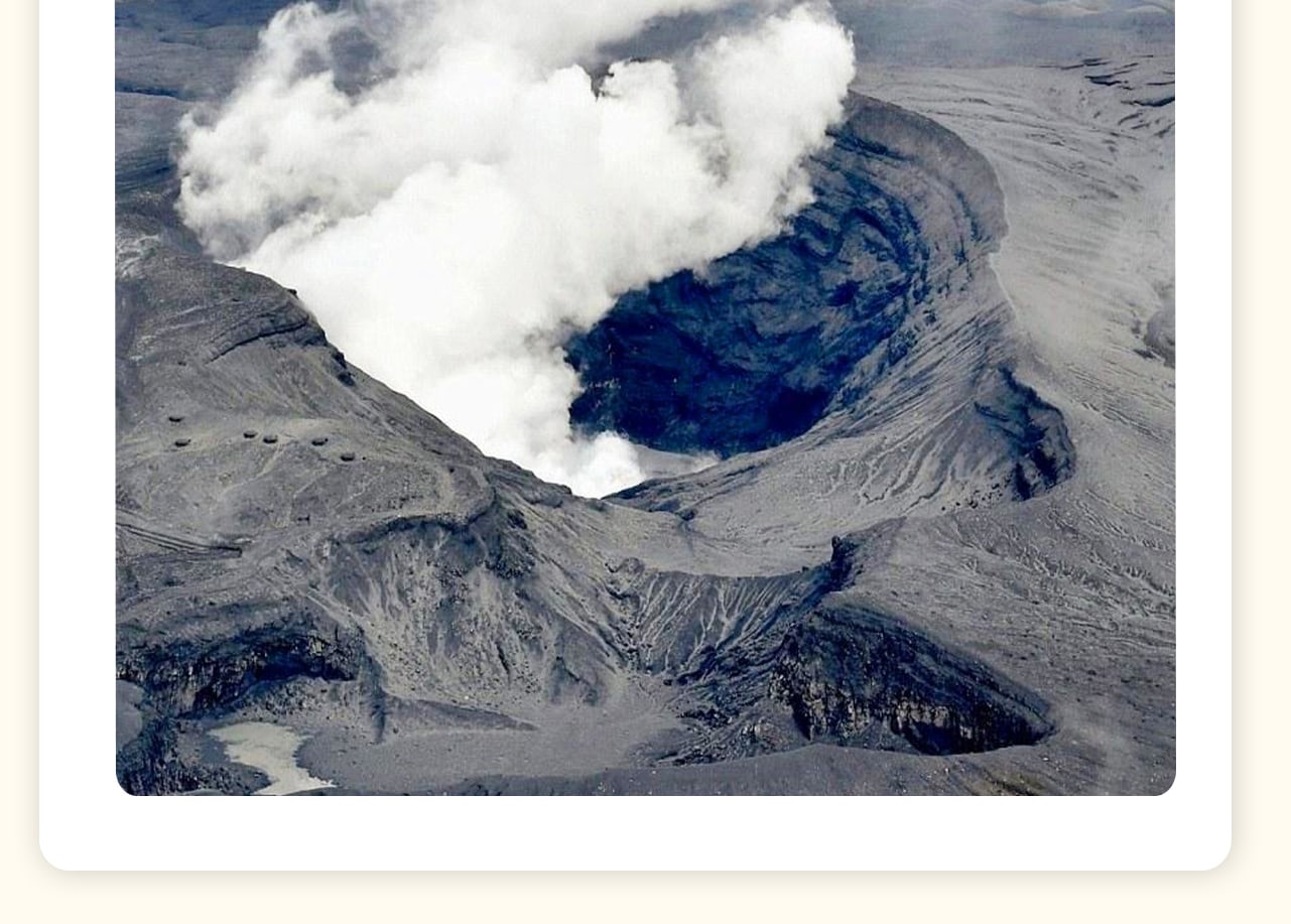阿蘇火山位於九州熊本縣東北部,為日本著名的活火山,擁有世界少見的破火山口地型 阿蘇火山位於九州熊本縣東北部,為日本著名的活火山,擁有世界少見的破火山口地型