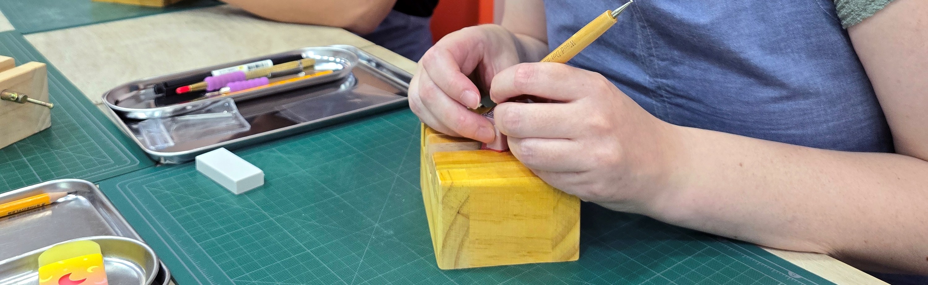 精雕細琢:雕刻字母時,您將從細線開始,然後逐漸加寬字體的厚度。保持冷靜、耐心,並專注於指尖所跟隨的線條,您獨特的簽名即可完成。 精雕細琢:雕刻字母時,您將從細線開始,然後逐漸加寬字體的厚度。保持冷靜、耐心,並專注於指尖所跟隨的線條,您獨特的簽名即可完成。