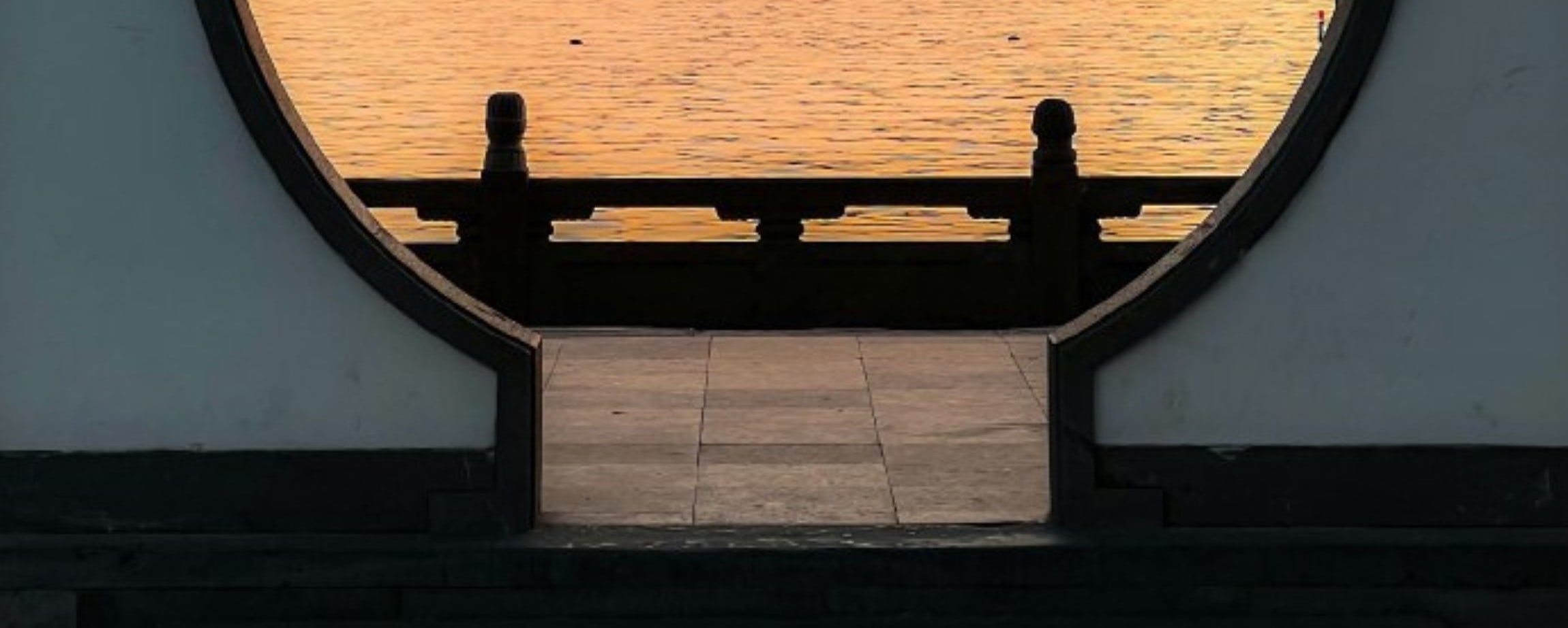 杭州3日漫遊(登靈隱寺飛來峰+賞西湖美景+觀雷鋒塔憶《白蛇傳》+逛清河坊南宋文化街+品乾隆御茶宴+江南風情+湖光山色+特色地方美食)