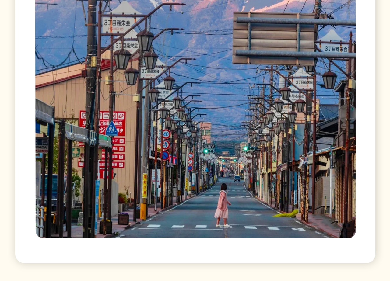 日川時計店-解鎖隱藏版機位拍到日式街景，逃離都市喧囂，來到富士山“天梯小鎮”，通往富士山的街道，安靜的街道像一條雲梯，路的盡頭就是富士山。