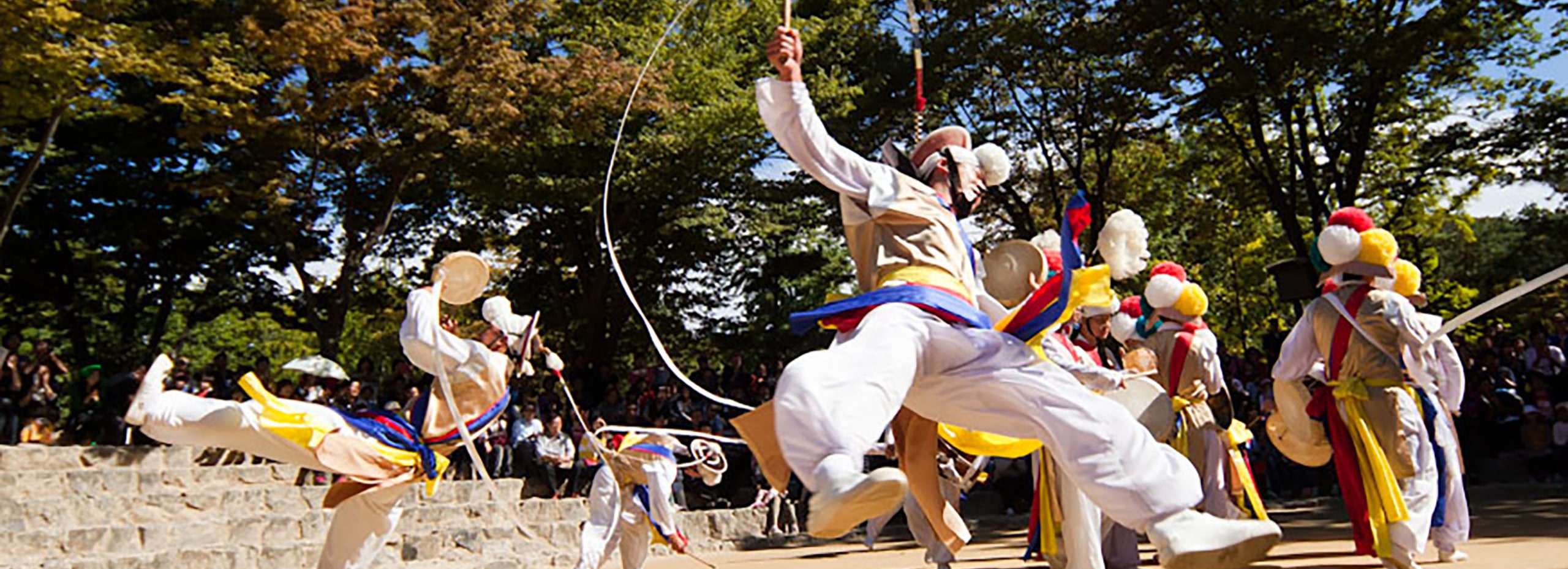請盡量選擇前排或靠近中央走道的座位。這樣您就能與「象帽舞 (Sangmo)」舞者們平視,欣賞他們在觀眾頭頂上方,將 4 公尺長的彩帶甩出完美螺旋——這絕對是絕佳的拍照機會,也是最棒的體驗。
請盡量選擇前排或靠近中央走道的座位。這樣您就能與「象帽舞 (Sangmo)」舞者們平視,欣賞他們在觀眾頭頂上方,將 4 公尺長的彩帶甩出完美螺旋——這絕對是絕佳的拍照機會,也是最棒的體驗。