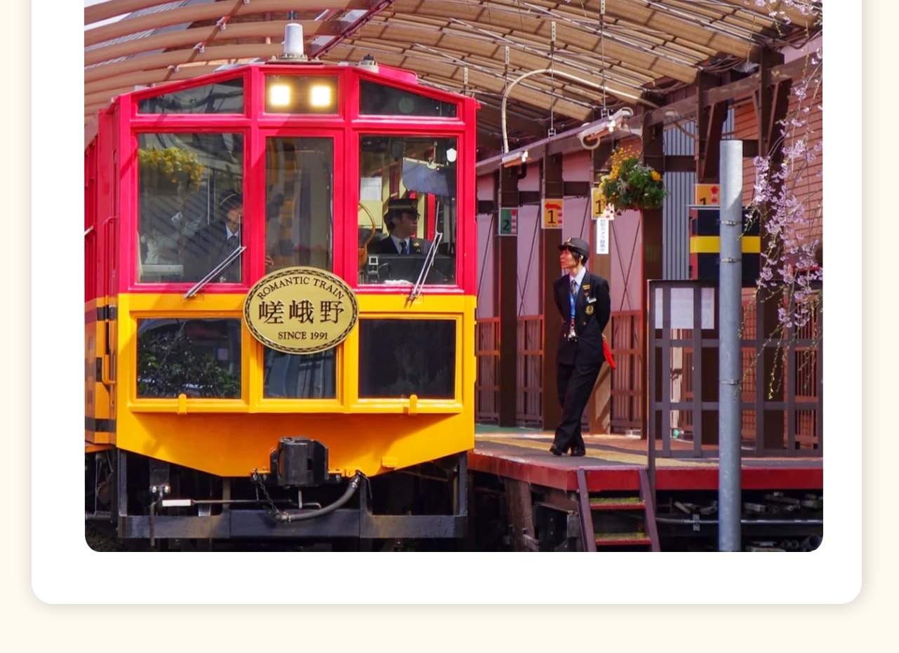 乘坐嵯峨野小火車穿梭於嵐山之間，沿途欣賞四季變換的美景。（方案可選擇含火車）特別秋季，強烈推薦乘坐小火車。
