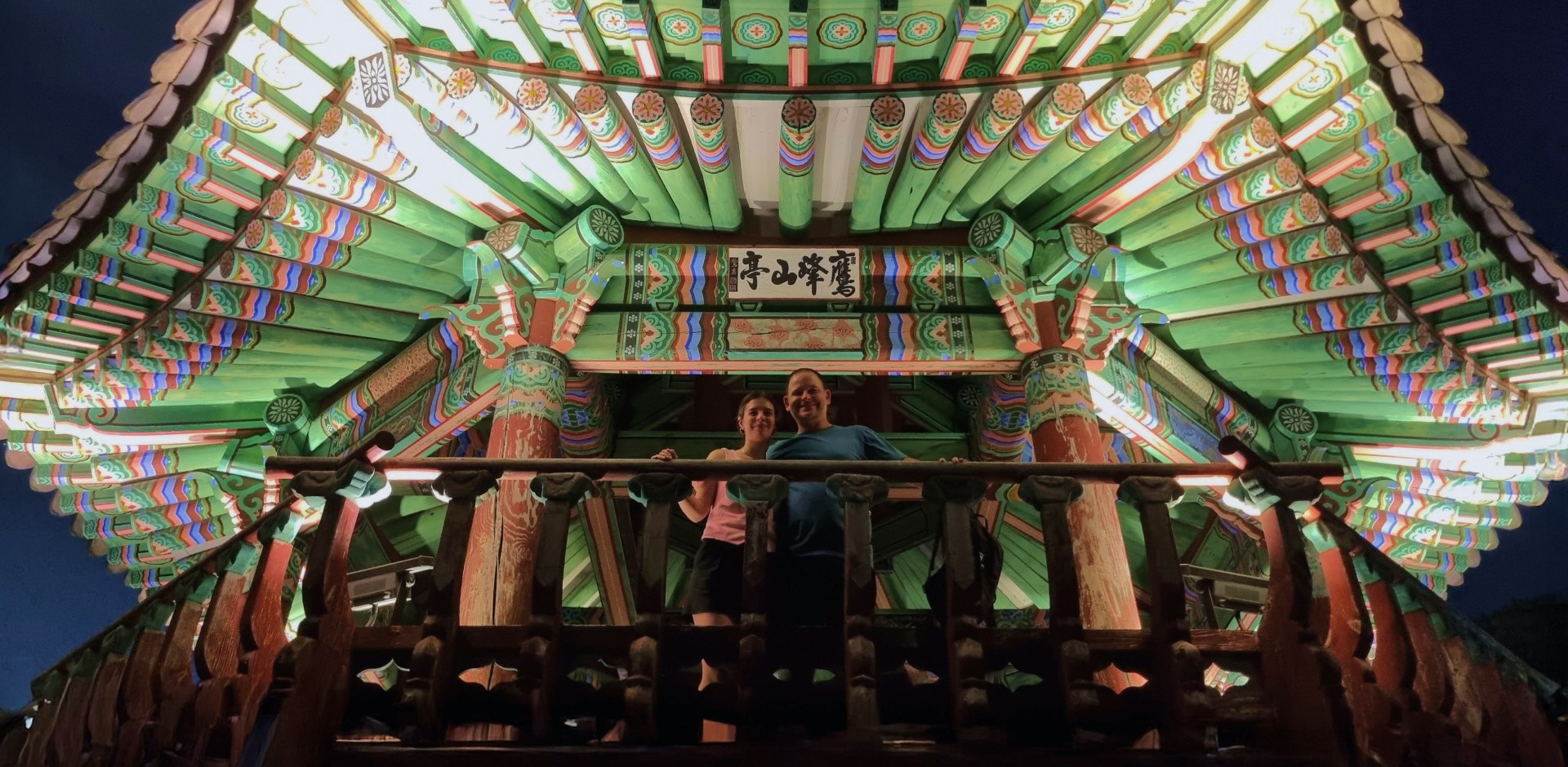 應峰山的八角亭可欣賞到首爾迷人的夜景，城市燈光在您腳下閃耀。
