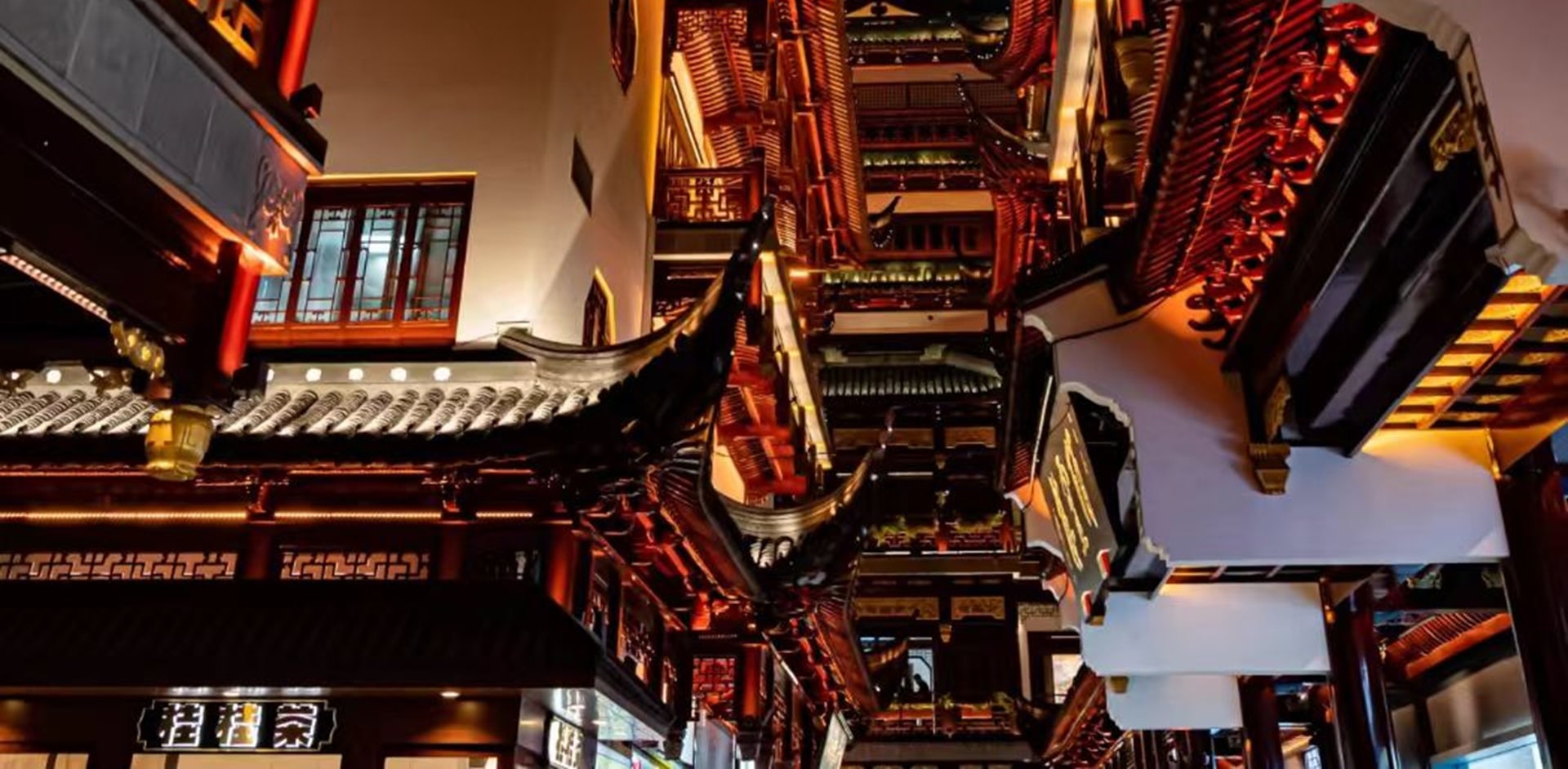 廟會中最大的特色要數城隍廟小吃了,城隍廟小吃起源於明朝永曆年間,這裡的小吃講究精巧細緻,量不多,價不貴 廟會中最大的特色要數城隍廟小吃了,城隍廟小吃起源於明朝永曆年間,這裡的小吃講究精巧細緻,量不多,價不貴
