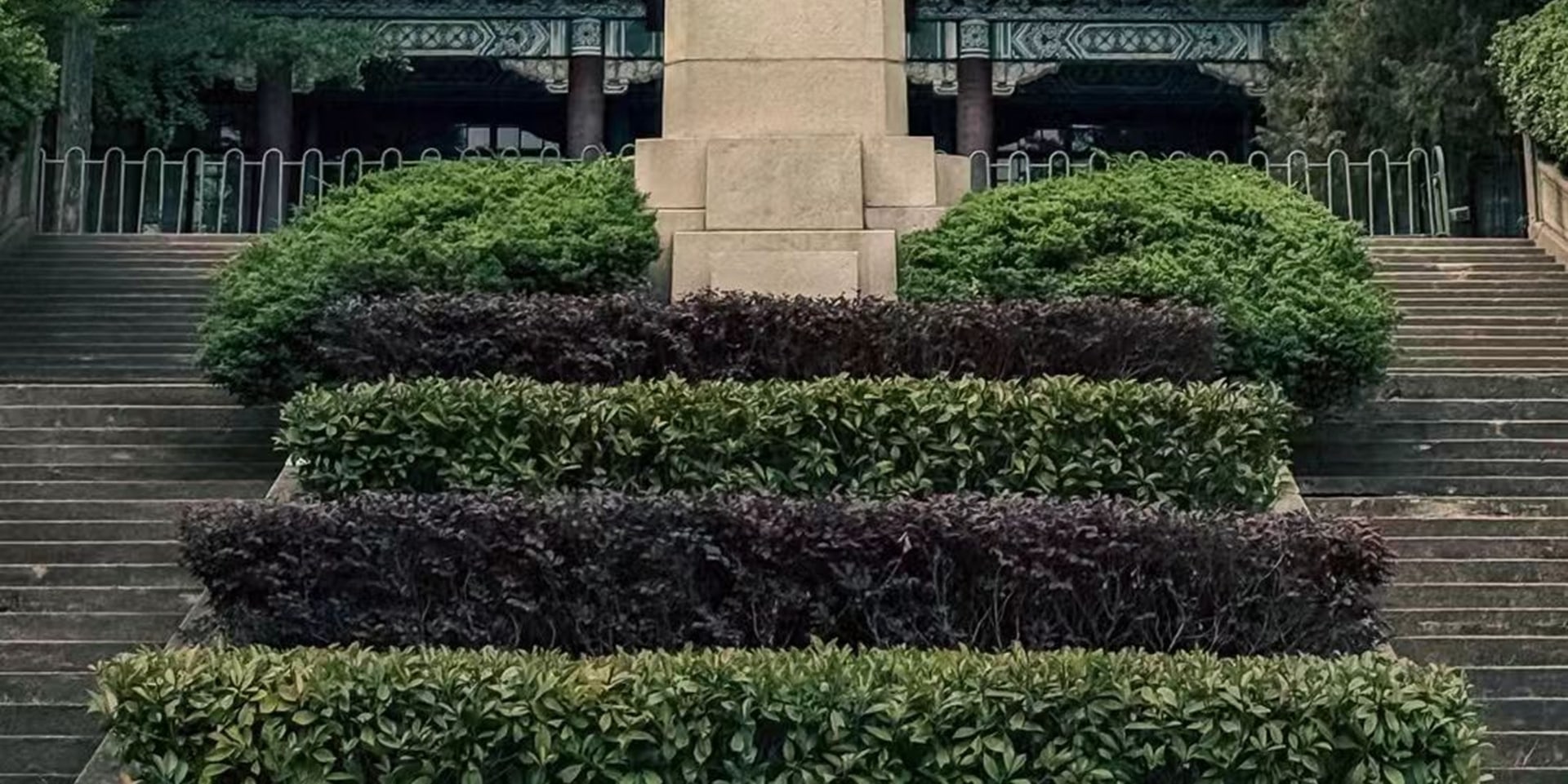 位於南京東郊的鐘山風景區內,東毗靈谷寺,西鄰明孝陵,體現了中國傳統建築的風格。墓地全局呈“警鐘”形圖案,被譽為“中國近代建築史上的第一陵” 位於南京東郊的鐘山風景區內,東毗靈谷寺,西鄰明孝陵,體現了中國傳統建築的風格。墓地全局呈“警鐘”形圖案,被譽為“中國近代建築史上的第一陵”