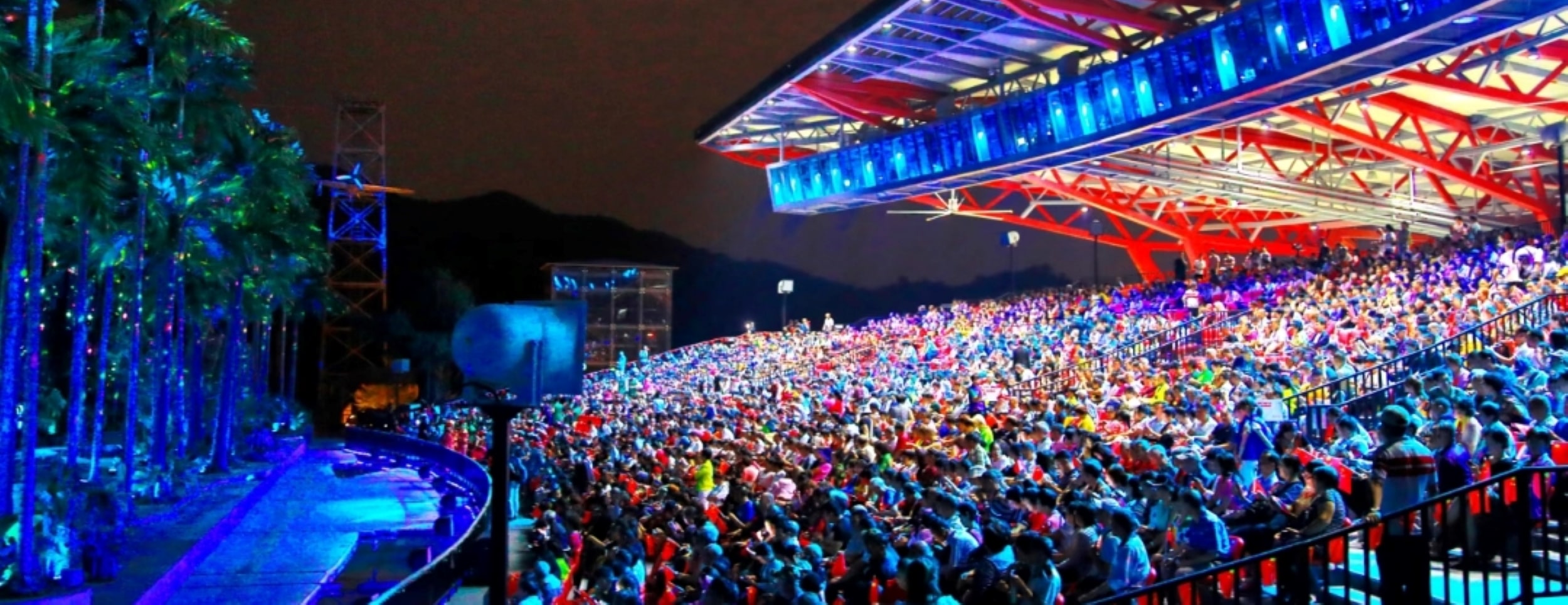 露天劇場座無虛席，巨幕 + 燈光渲染，沉浸式觀演氛圍拉滿