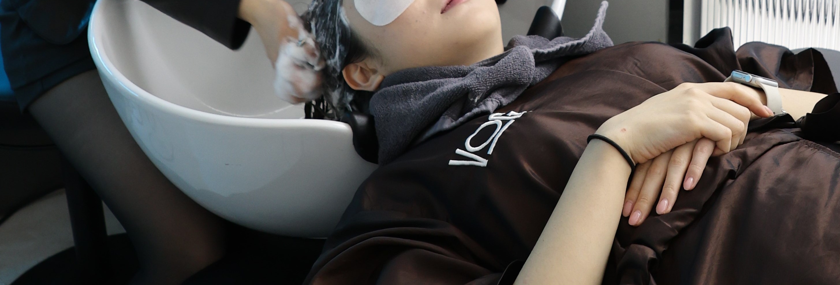 在頭部 SPA 前，會先為您徹底清潔頭髮。