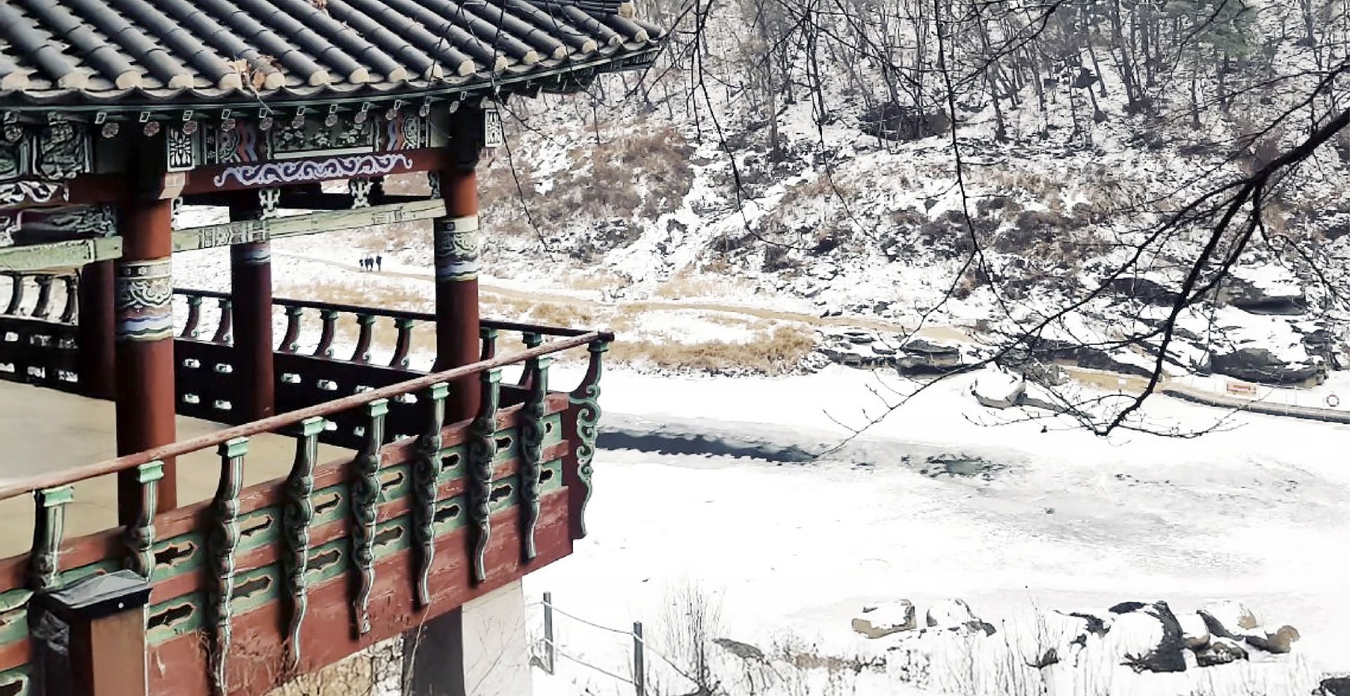 冬季的孤石亭 (Goseokjeong) 是一處被冰雪覆蓋的靜謐山谷，在這裡，您能同時感受到大自然的雄渾力量與冬季的寧靜之美。