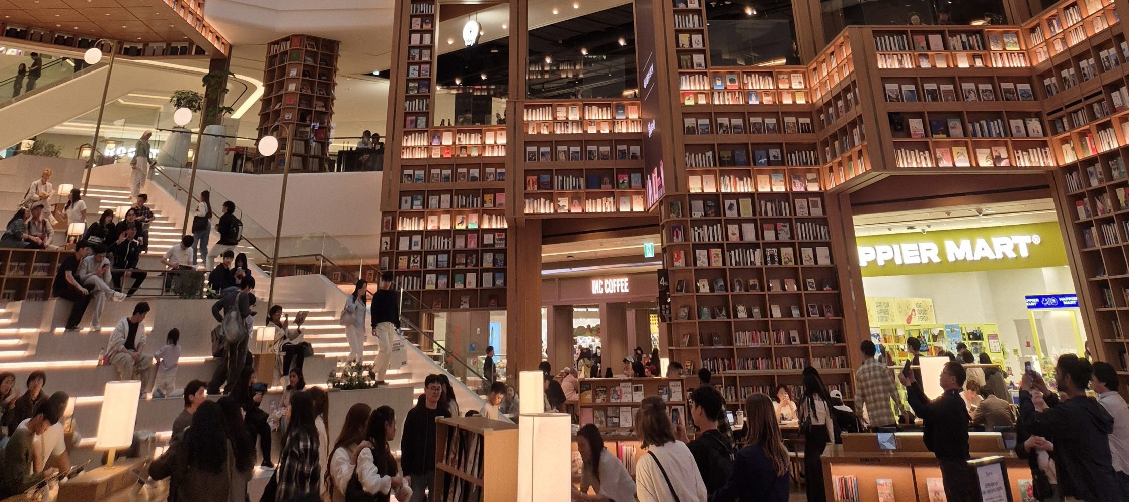 Suwon Hwaseong fortress and Starfield library tour 