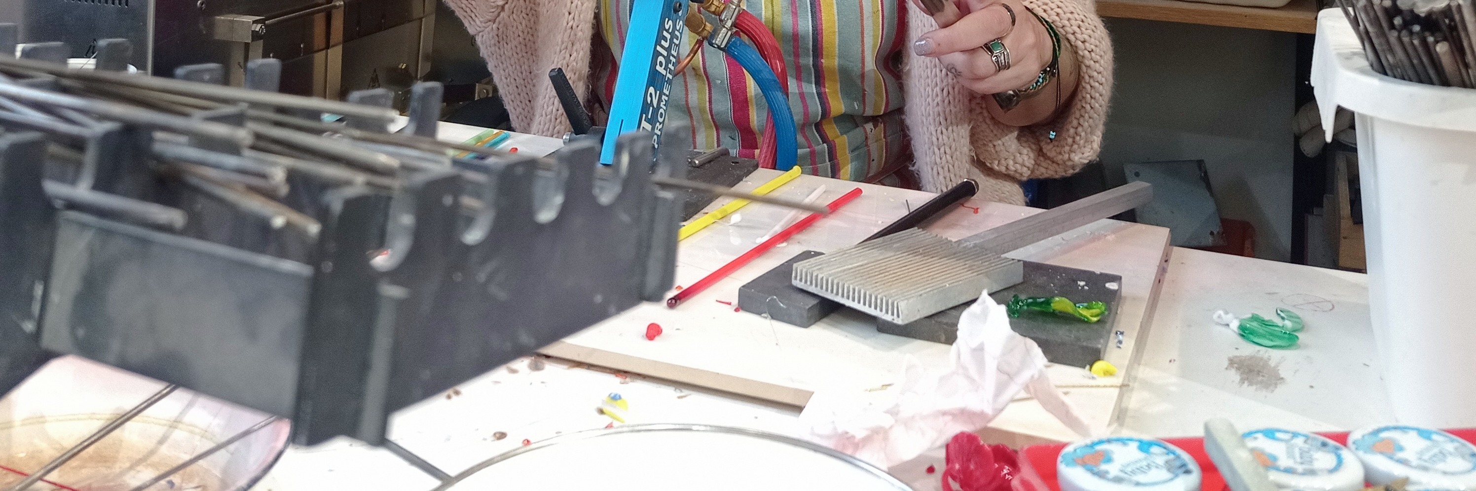 與玻璃大師一起在火焰中熔化和塑造玻璃惡魔之眼