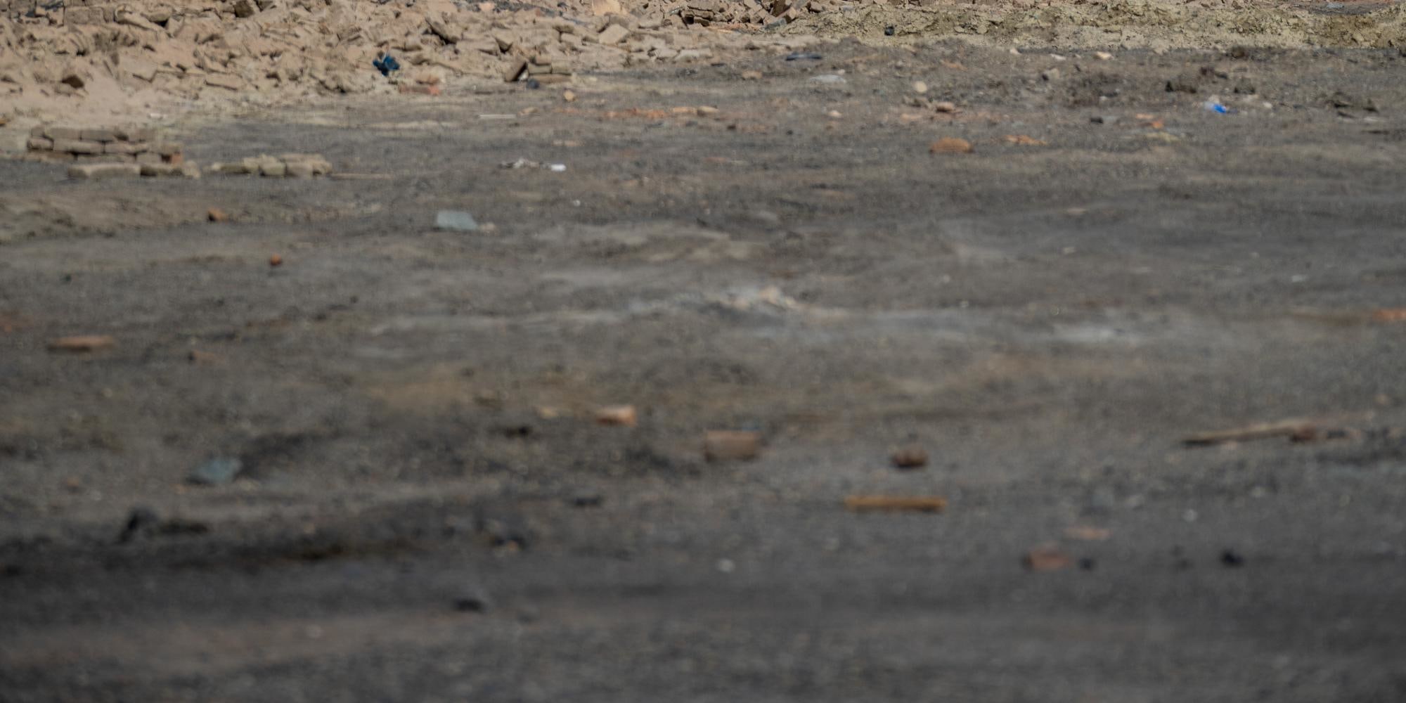 午餐後出發前往【阿克塞石油小鎮】，車程 240KM，行車 2 個半小時左右。下午 12點半左右到達阿克塞石油小鎮，這裡曾經盛產石油，因為石油工人的存在，這裡極度繁華，又因為石油開採結束，一夜之間人去樓空，成為一個無人問津的小鎮。後因電影《九層妖塔》《西風烈》在這裡拍攝而重新熱鬧起來，在這裡可以藉助電影道具打卡拍照，也可以看看曾經一度繁榮的小鎮
現在的落寞景象，不免讓人思考很多。