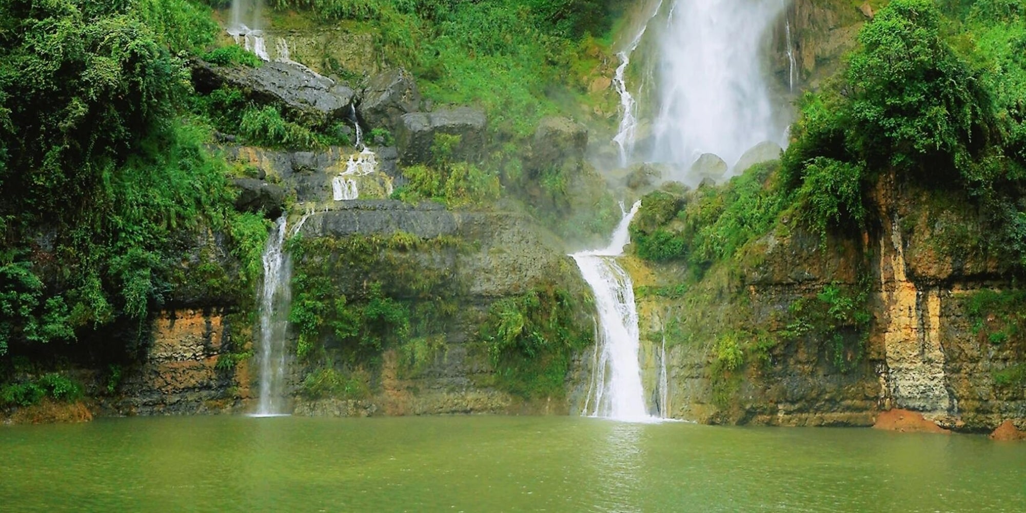 峭壁披綠，雙瀑飛懸。白練垂落碧潭間，奏響自然交響，繪就靈動且震撼的山水勝景