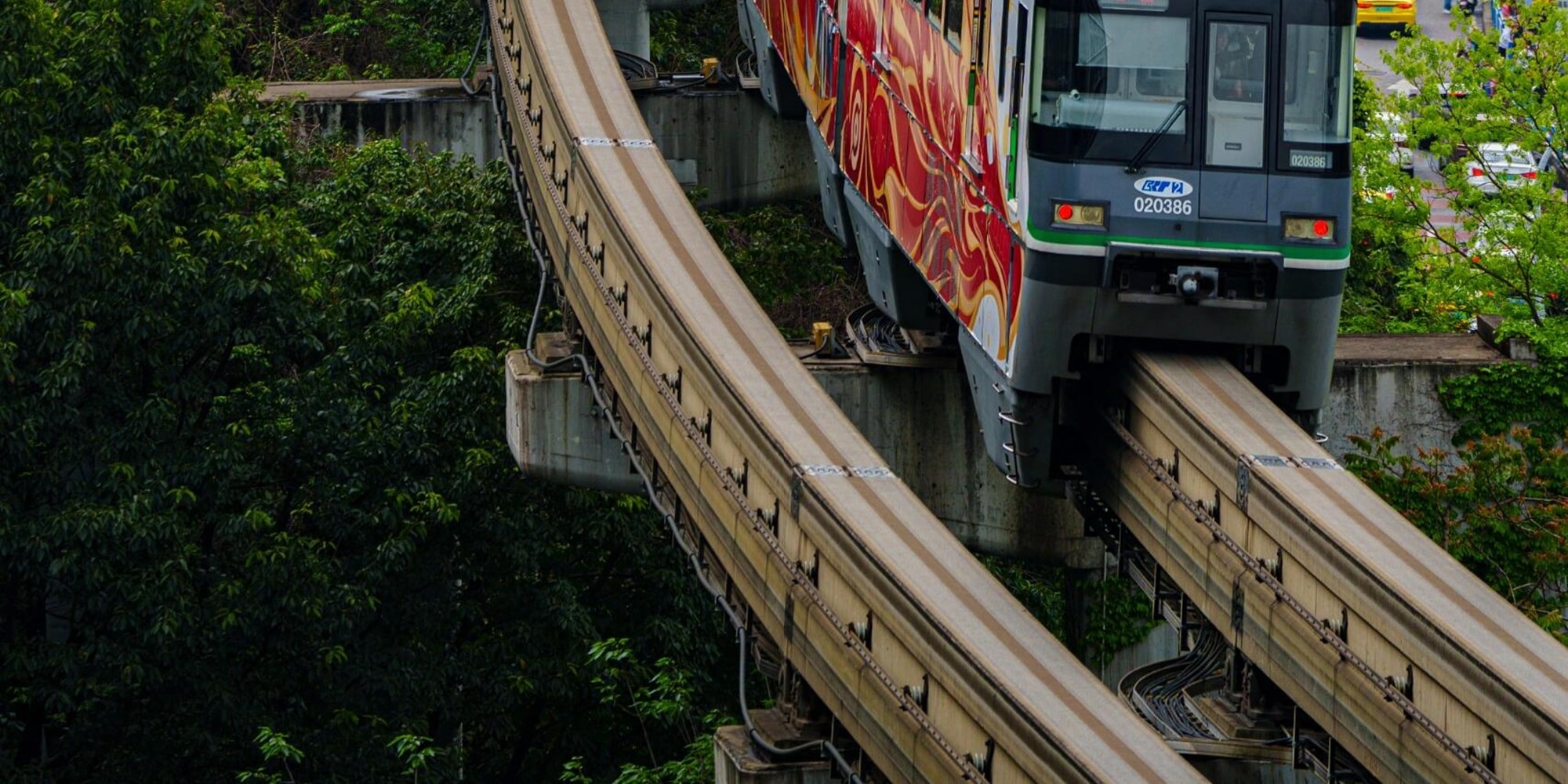 Explore the Liziba Light Rail Station, witness the miracle of passing through the building, and experience the heartbeat of the three-dimensional mountain city