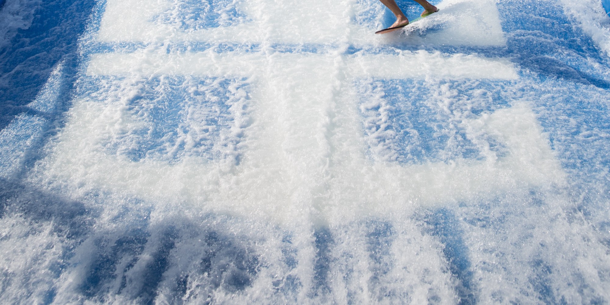 FlowRider — 在12公尺高的浪頭上衝浪