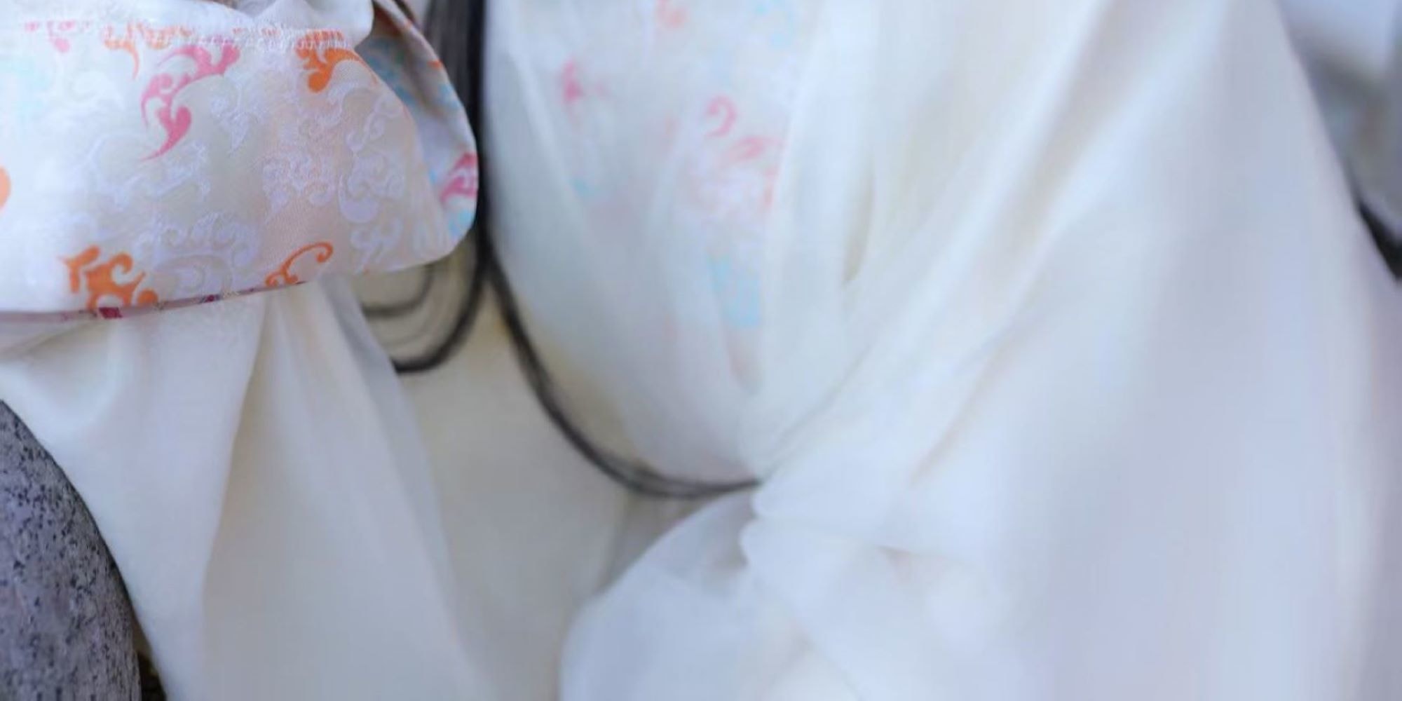 從進門的熱情接待，到幫忙挑選服裝、化妝造型，再到拍攝時無微不至的引導，以及後期選片、修片等環節，每一個工作人員都態度親切、認真負責，讓人感覺就像和老朋友一起在完成一次有趣的創作一樣