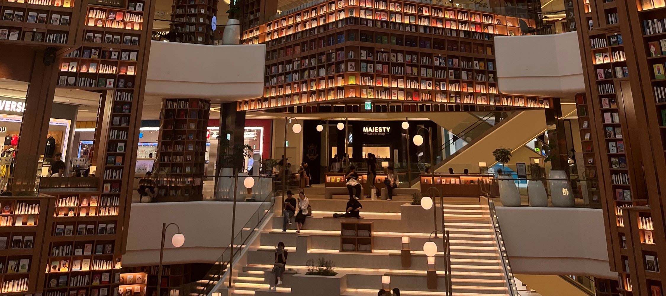 探索韓國時尚生活空間，沉浸在令人驚豔的圖書館、咖啡廳和美拍景點中。