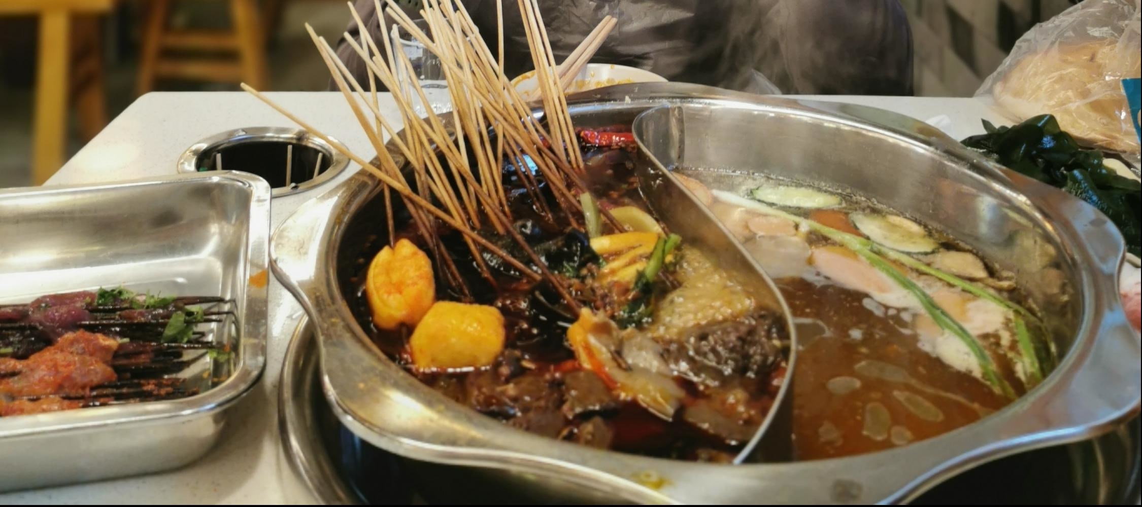 山城漫步，探尋隱藏在居民樓裡的地道火鍋和街頭早餐 - Eatwith