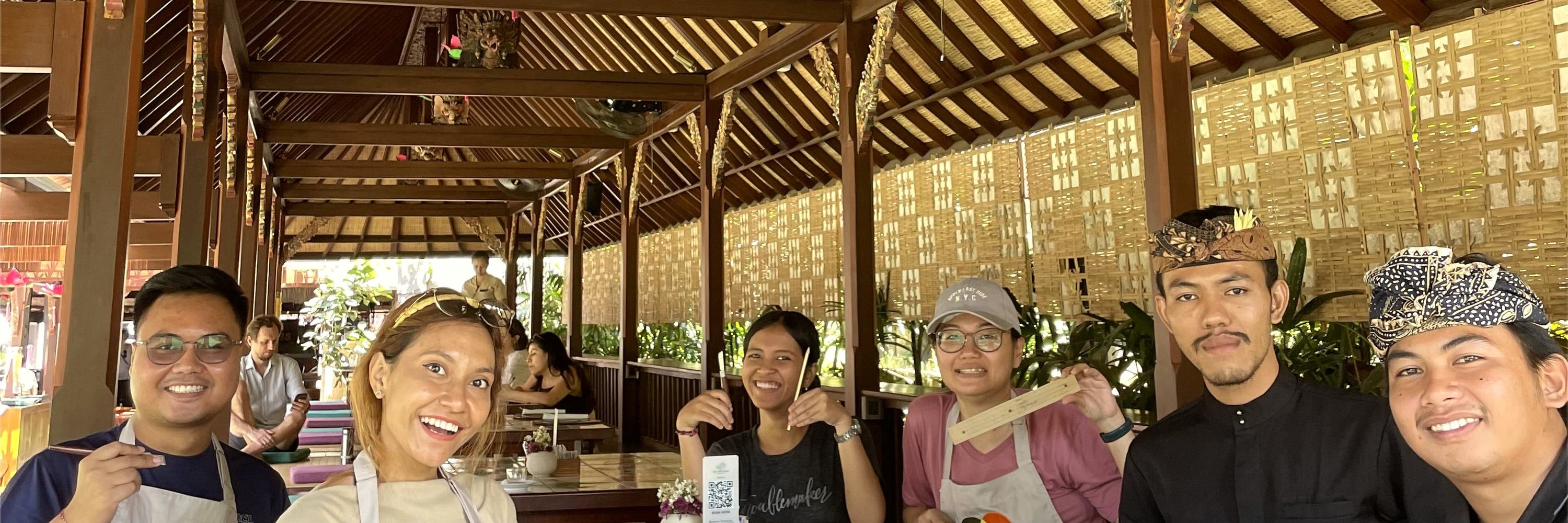 參加這個3小時的烏布皇宮之旅,讓您沉浸在烏布的藝術、文化和靈性之中,從烏布藝術市場到棕櫚葉上的峇里島文字創作,感受峇里島的傳統文化。 參加這個3小時的烏布皇宮之旅,讓您沉浸在烏布的藝術、文化和靈性之中,從烏布藝術市場到棕櫚葉上的峇里島文字創作,感受峇里島的傳統文化。