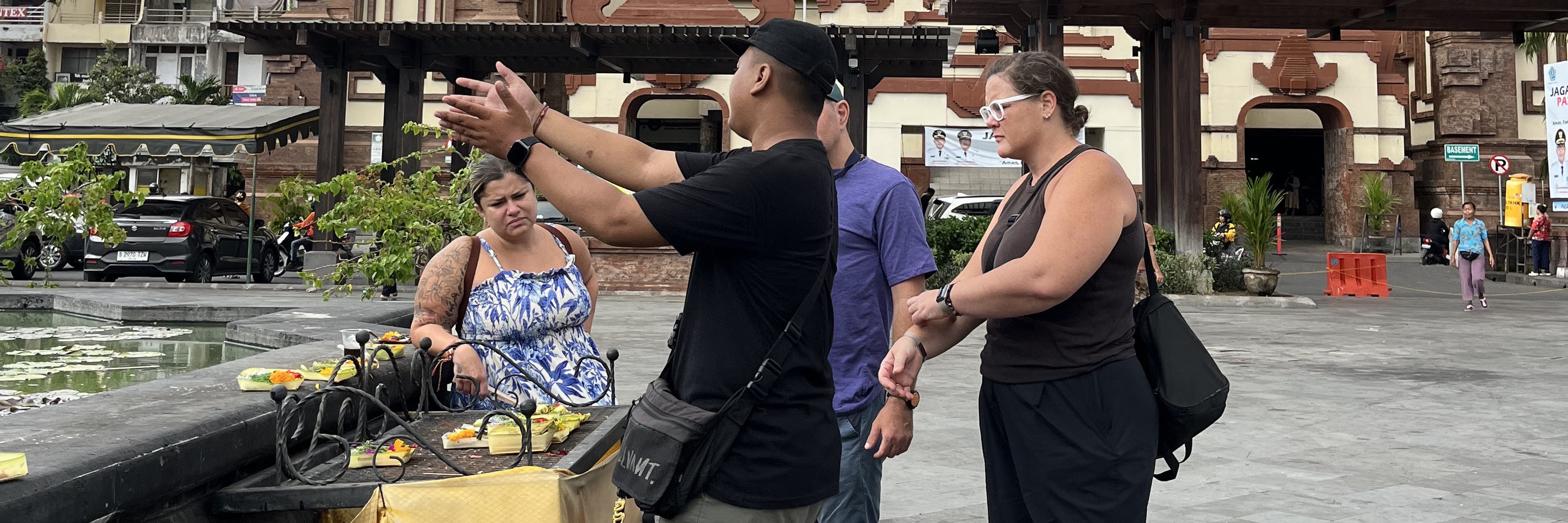 參加這趟3小時的加查馬達大街之旅,探索峇里島 (Bali) 不為人知的故事,從熙熙攘攘的巴東市場和庫姆巴薩里市場,到納迪文物中心的文化瑰寶,一次盡收眼底。 參加這趟3小時的加查馬達大街之旅,探索峇里島 (Bali) 不為人知的故事,從熙熙攘攘的巴東市場和庫姆巴薩里市場,到納迪文物中心的文化瑰寶,一次盡收眼底。